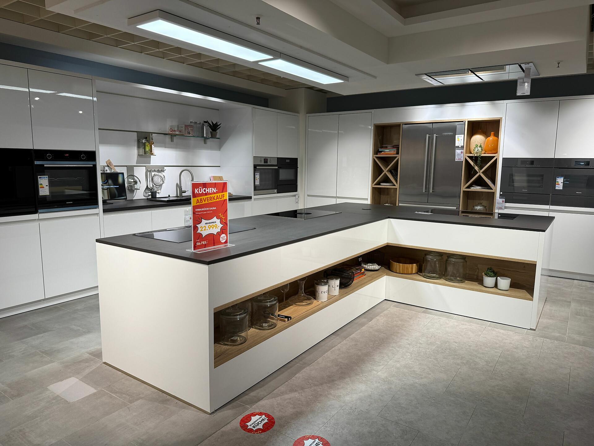 Moderne U-Küche in Kristallweiß mit offenen Regalfächern und großzügiger Arbeitsfläche