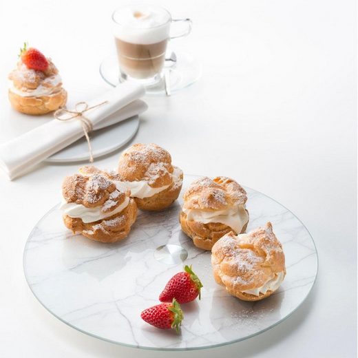 Runde Glas-Servierplatte in Marmoroptik mit Gebäck  Erdbeeren und Kaffee