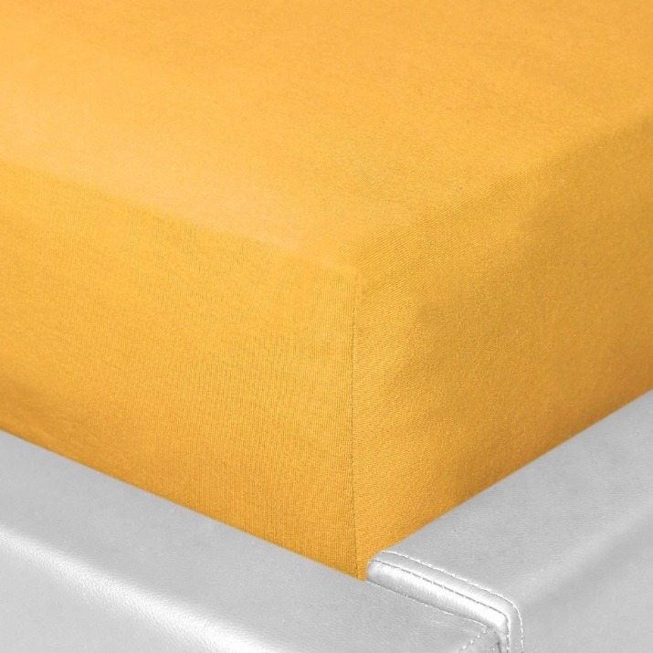 Orangefarbenes Jersey-Spannbetttuch auf Matratze mit weißem Rahmen schräg freigestellt fotografiert