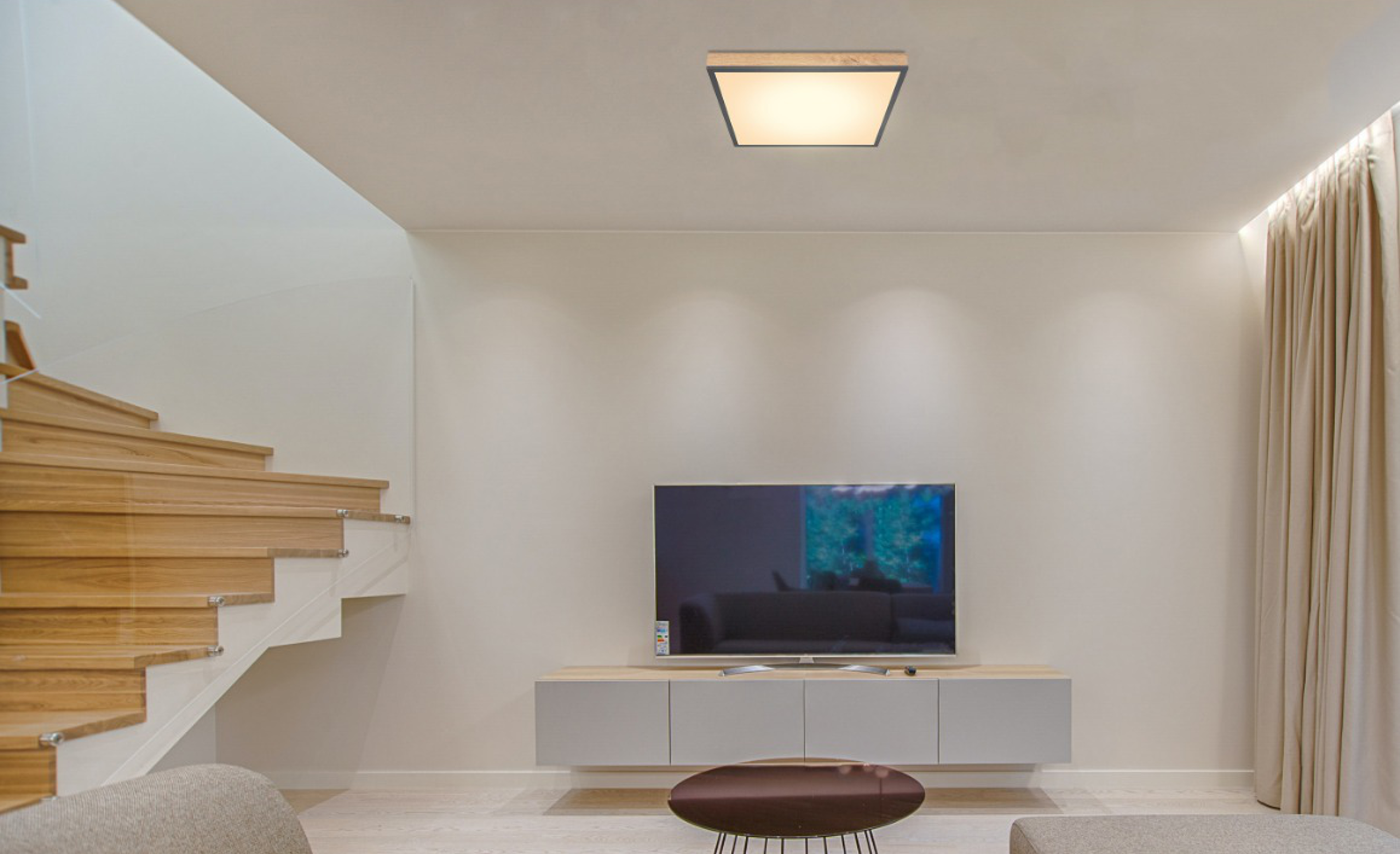 Quadratische Deckenleuchte aus Aluminium  dimmbar  in modernem Wohnzimmer mit Treppe und TV montiert