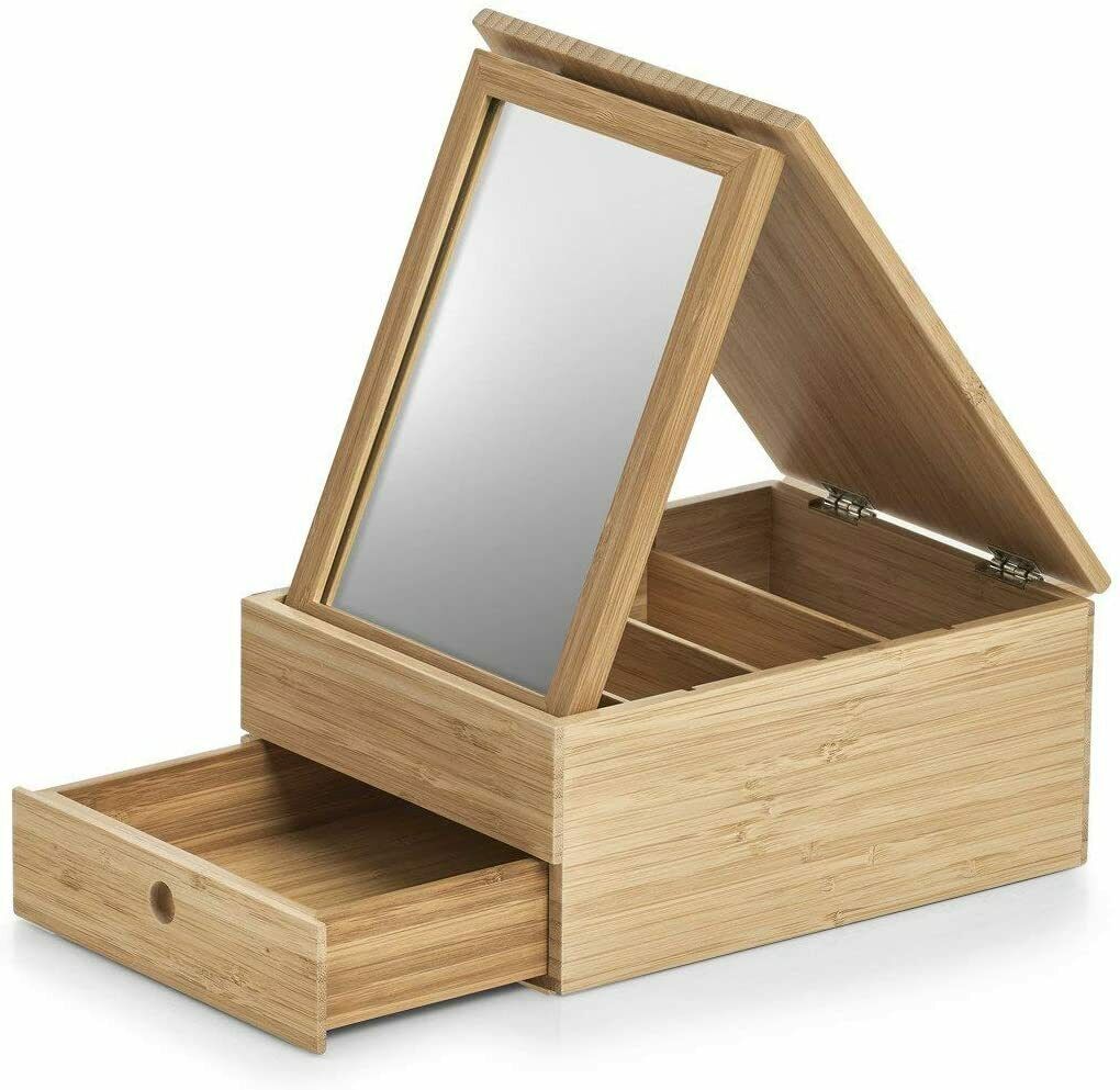 Schmuckkästchen aus Holz mit Spiegel Holz-Schmuckkästchen mit Spiegel im Deckel, offenen Fächern und geöffneter Schublade, frontal fotografiert.