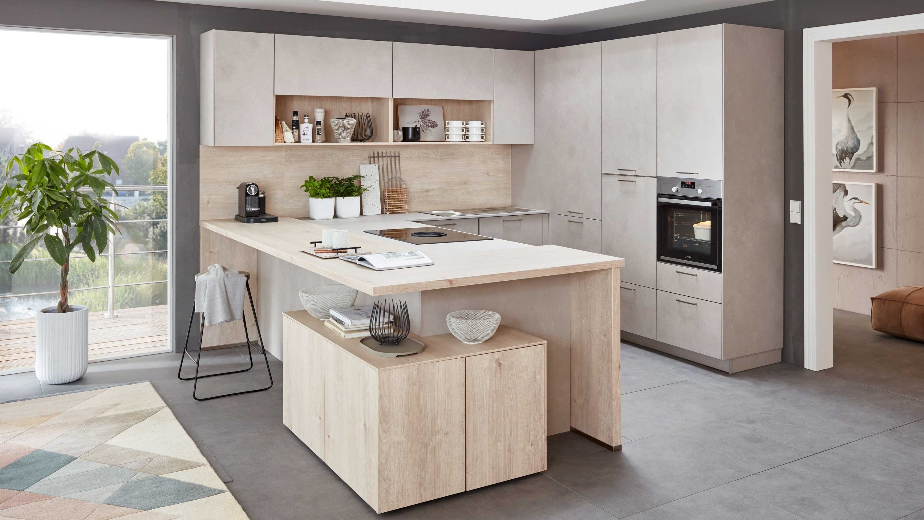 L-Küche in Holzoptik mit Kochinsel und Regalfächern. Helle L-Küche in Holzoptik mit Kochinsel offenen Regalfächern Einbauofen und grauem Bodenbelag.