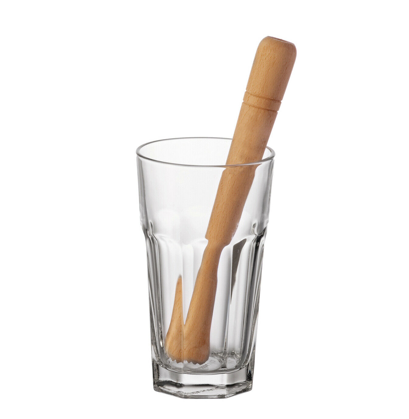 Leeres Glas mit Holzstößel darin, zentral im Bild platziert, frontal aufgenommen