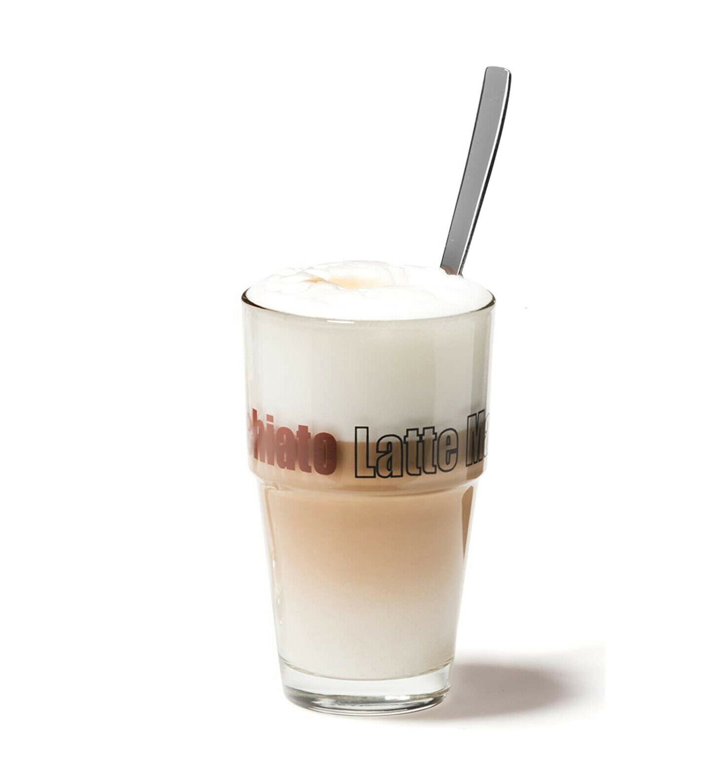 Latte-Macchiato-Glas von Leonardo mit Schaumkrone und Löffel  befüllt  Aufdruck Latte  freigestellte Frontansicht