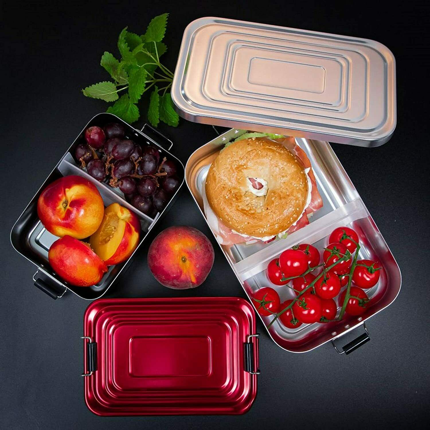 Rechteckige Lunchbox in Anthrazit mit Trennsteg  gefüllt mit Obst  Gebäck und Gemüse  von oben fotografiert