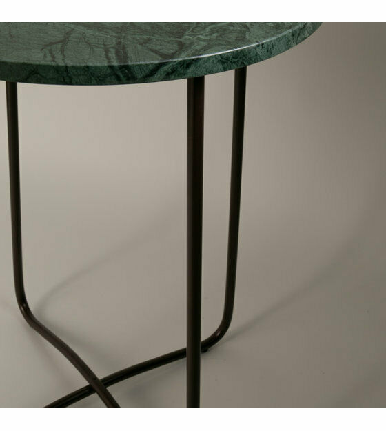 Detail am Sockel eines grünen Marmor-Beistelltischs mit schwarzem  überkreuztem Metallgestell auf hellem Boden
