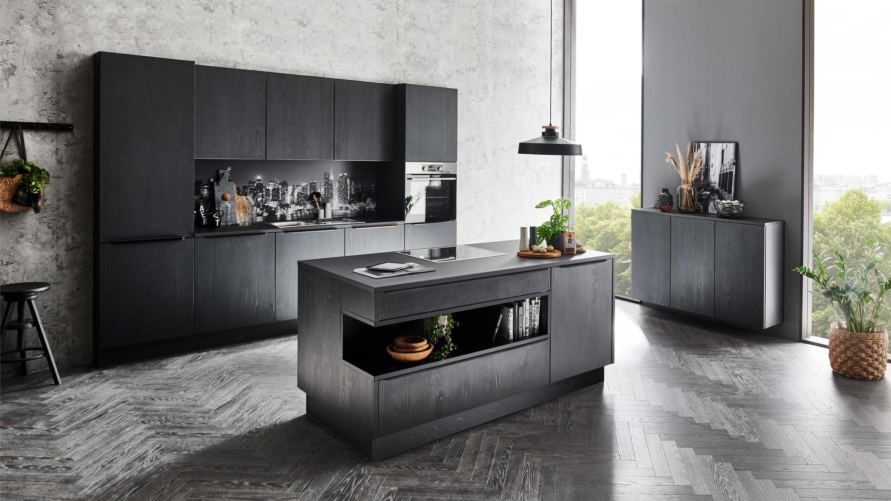 Dunkle Designküche mit Insel und offenen Regalen Dunkle Fronten Kücheninsel mit Regal Hängelampe große Schränke Pflanze Küchenaccessoires
