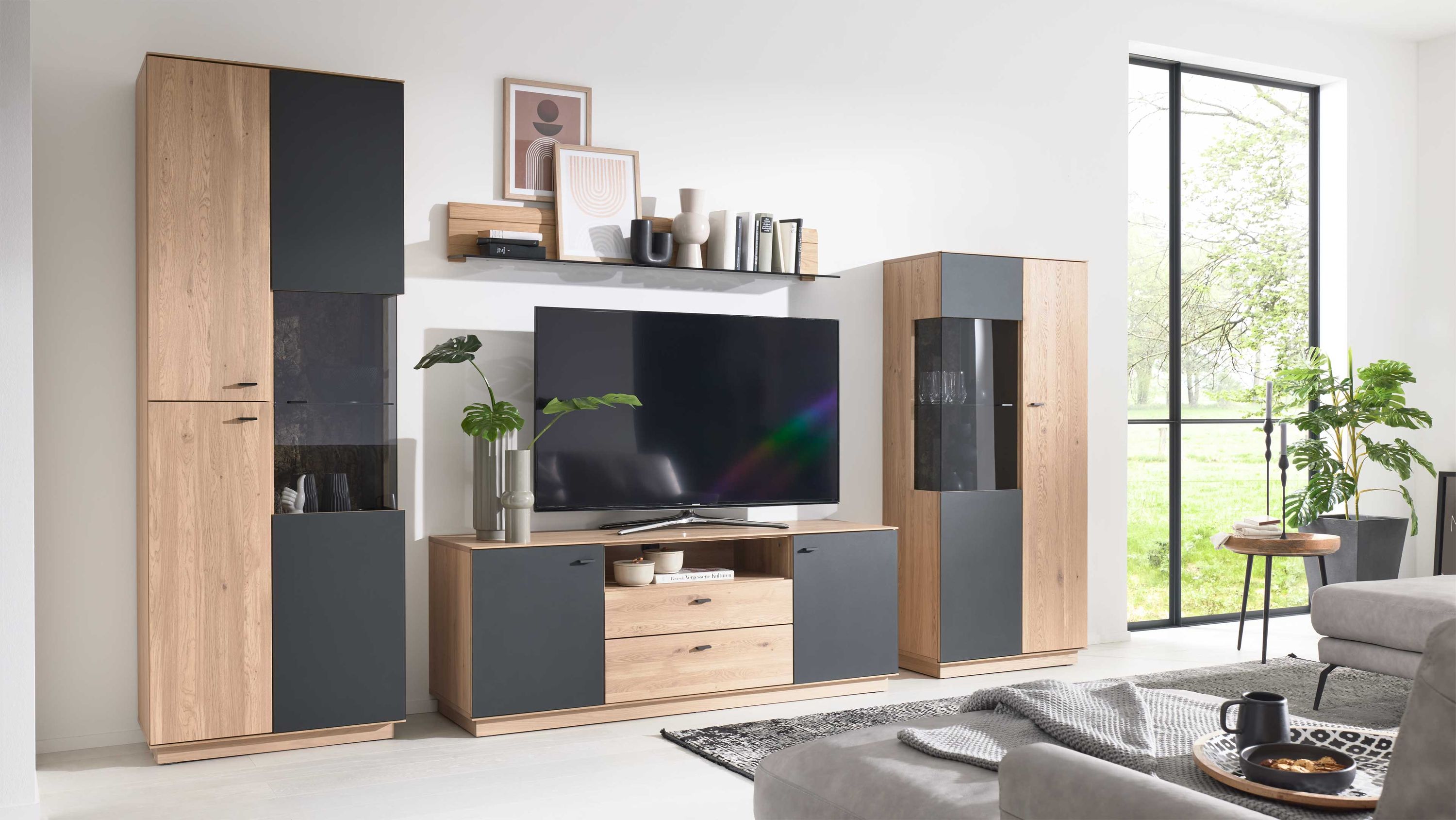 Interliving Wohnzimmer Serie 2025 - Wohnwand 82 Wildeiche, Anthrazit & Kork - vierteilig, Breite ca. 325 cm