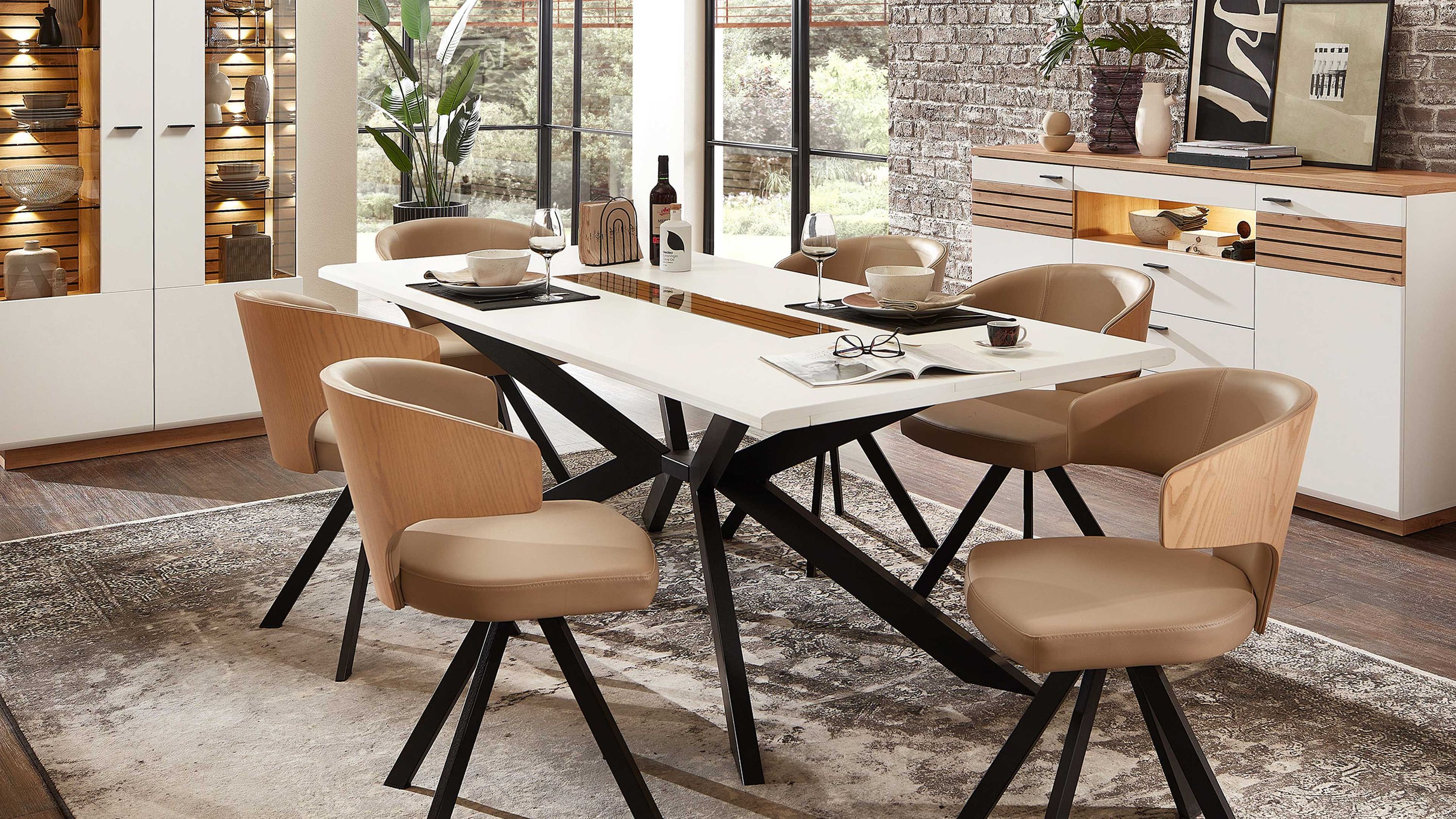 Esstisch mit rechteckiger weißer Tischplatte und schwarzem Spinnenfußgestell in einem modernen Esszimmer