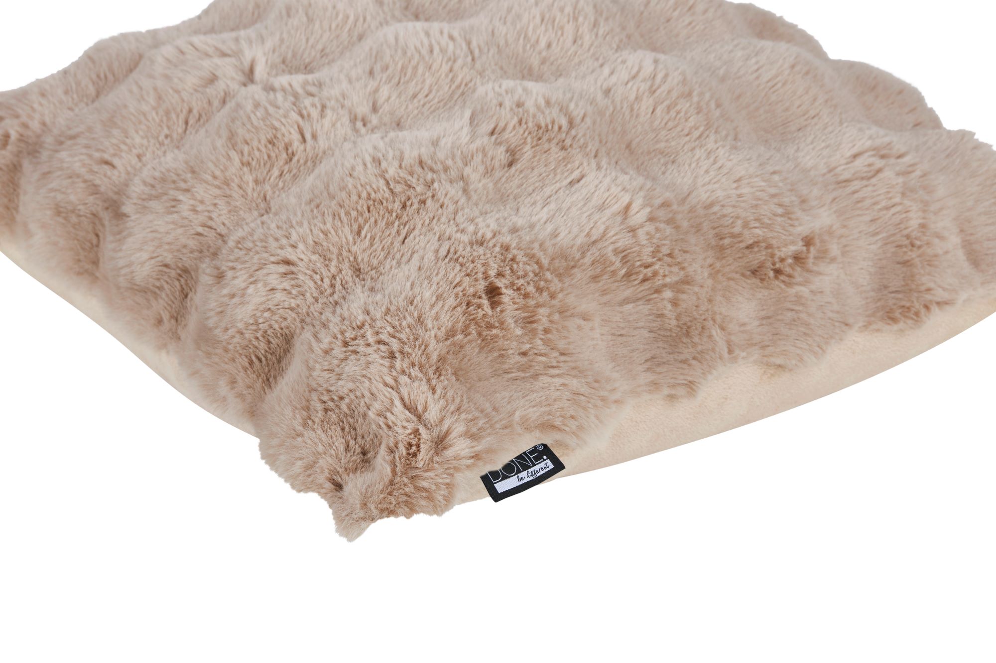 Quadratische Kissenhülle mit flauschiger Oberfläche in beige mit kleinem schwarzem Label