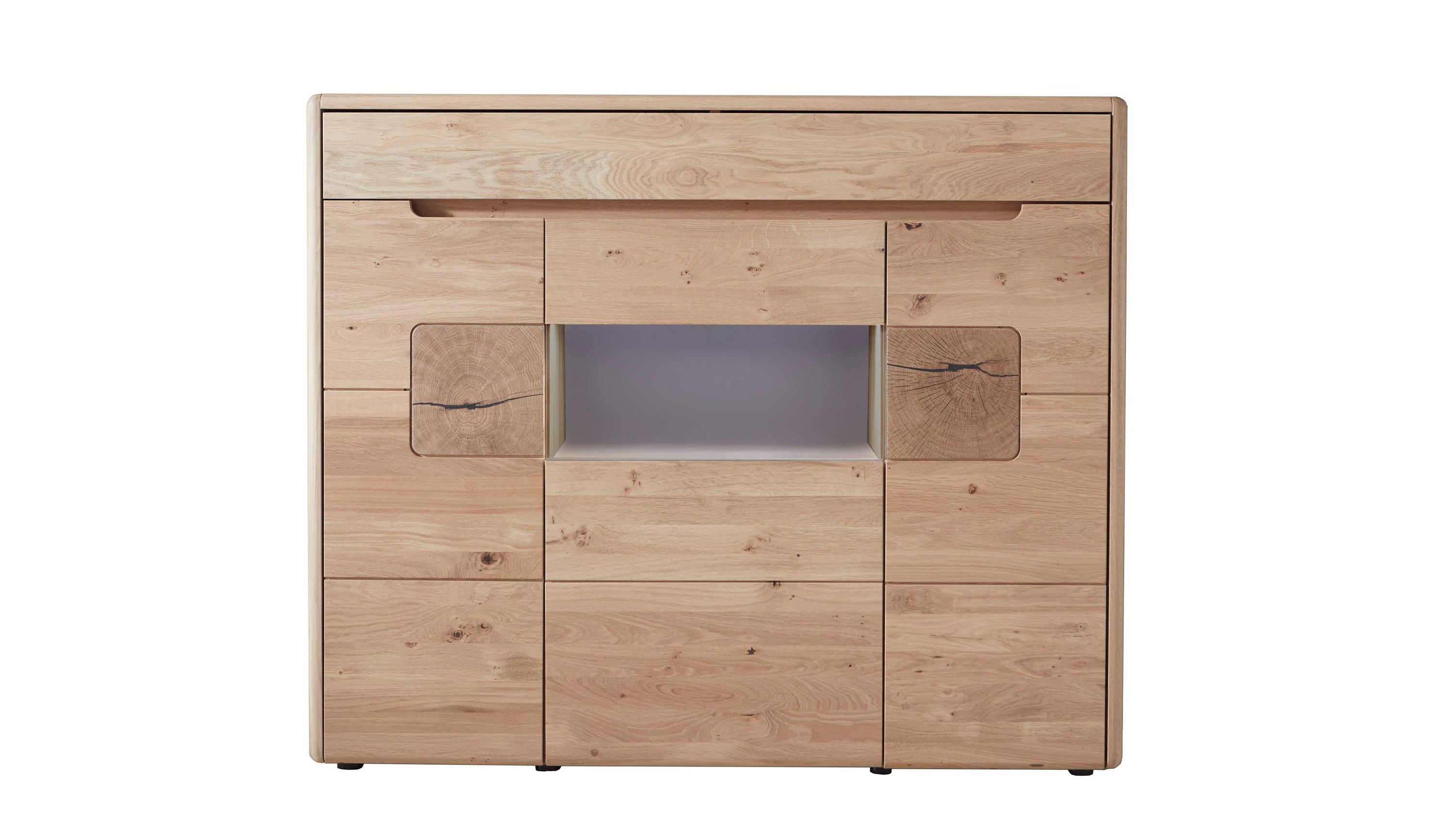 Highboard aus hellem Holz mit drei Türen einer Schublade und einem mittigen Fach mit mattiertem Glas