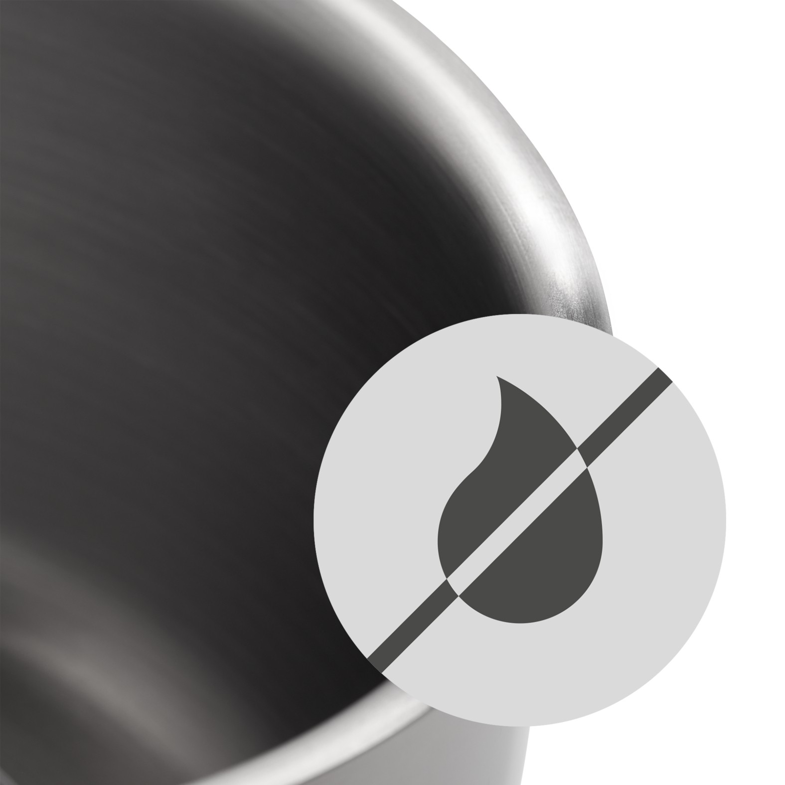 Nahaufnahme eines Edelstahltopfrandes mit gebürsteter Oberfläche, im Vordergrund ein Symbol mit durchgestrichenem Tropfen