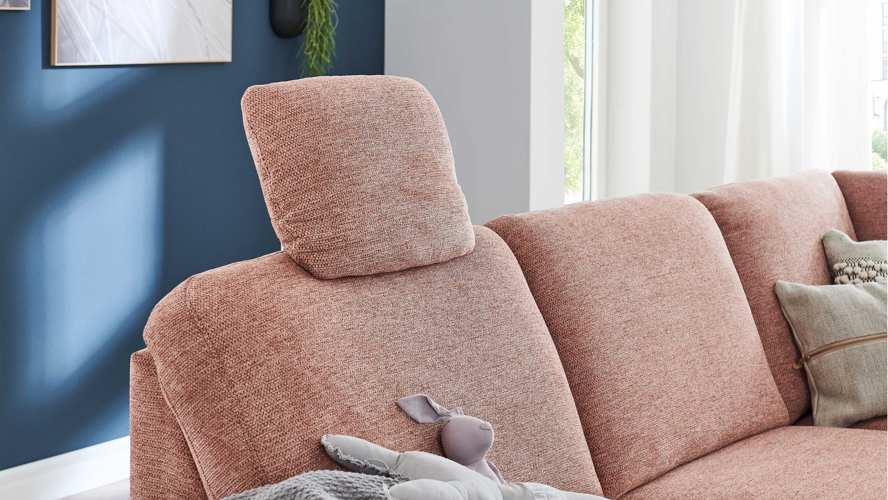 Sienafarbene Kopfstütze aus Webstoff auf einem Sofa mit mehreren Sitzkissen
