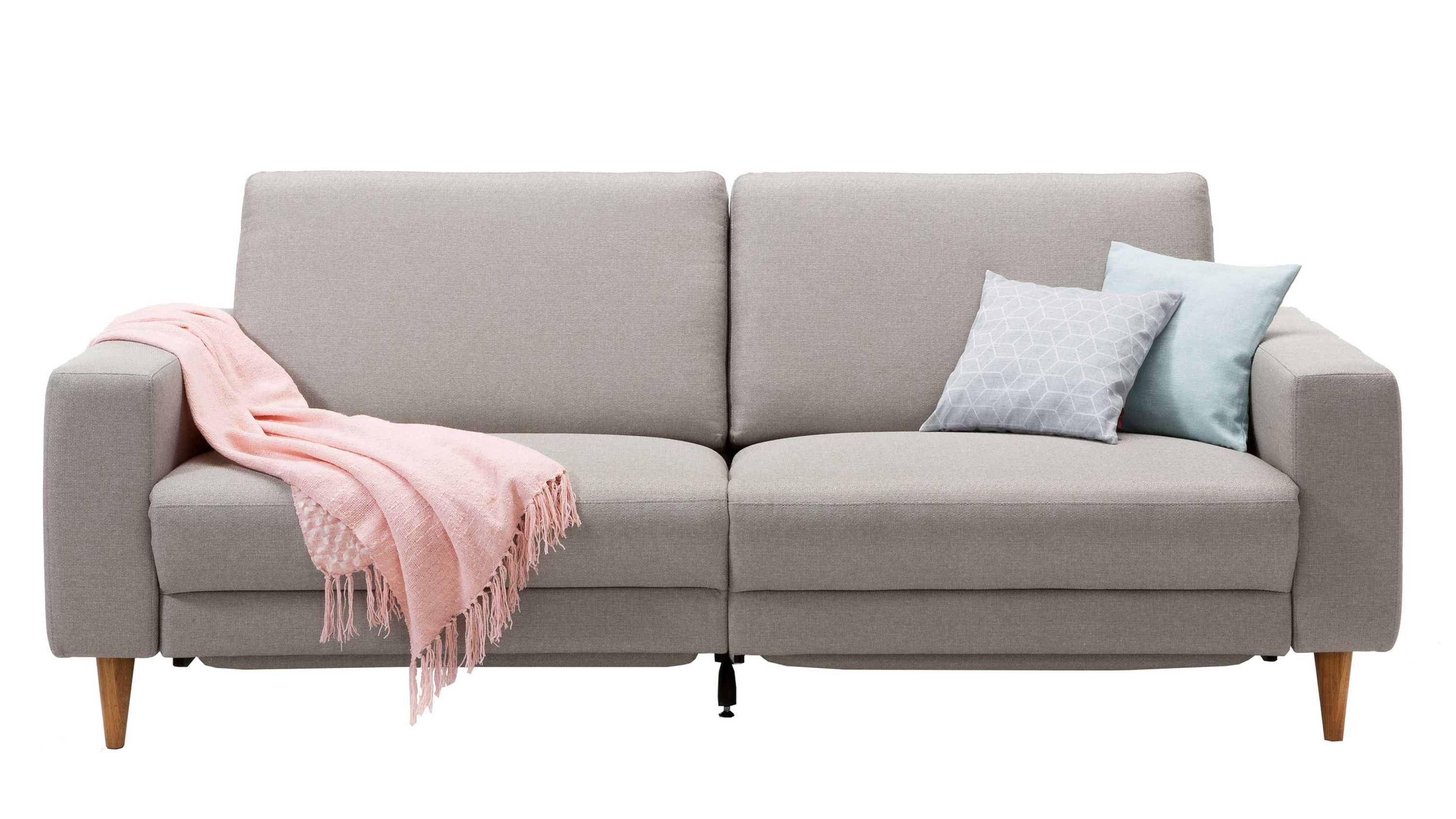 Dreisitzer-Sofa mit hellgrauem Bezug und Holzfüßen Dreisitzer-Sofa mit hellgrauem Bezug zwei Rückenkissen und geölten Holzfüßen