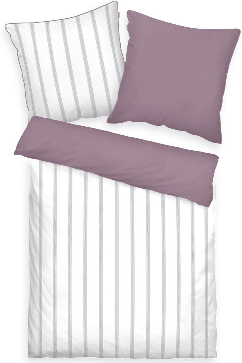 Lila-weiß gestreiftes Bettwäsche-Set mit zwei Kissen und Bettdecke, von schräg oben aufgenommen