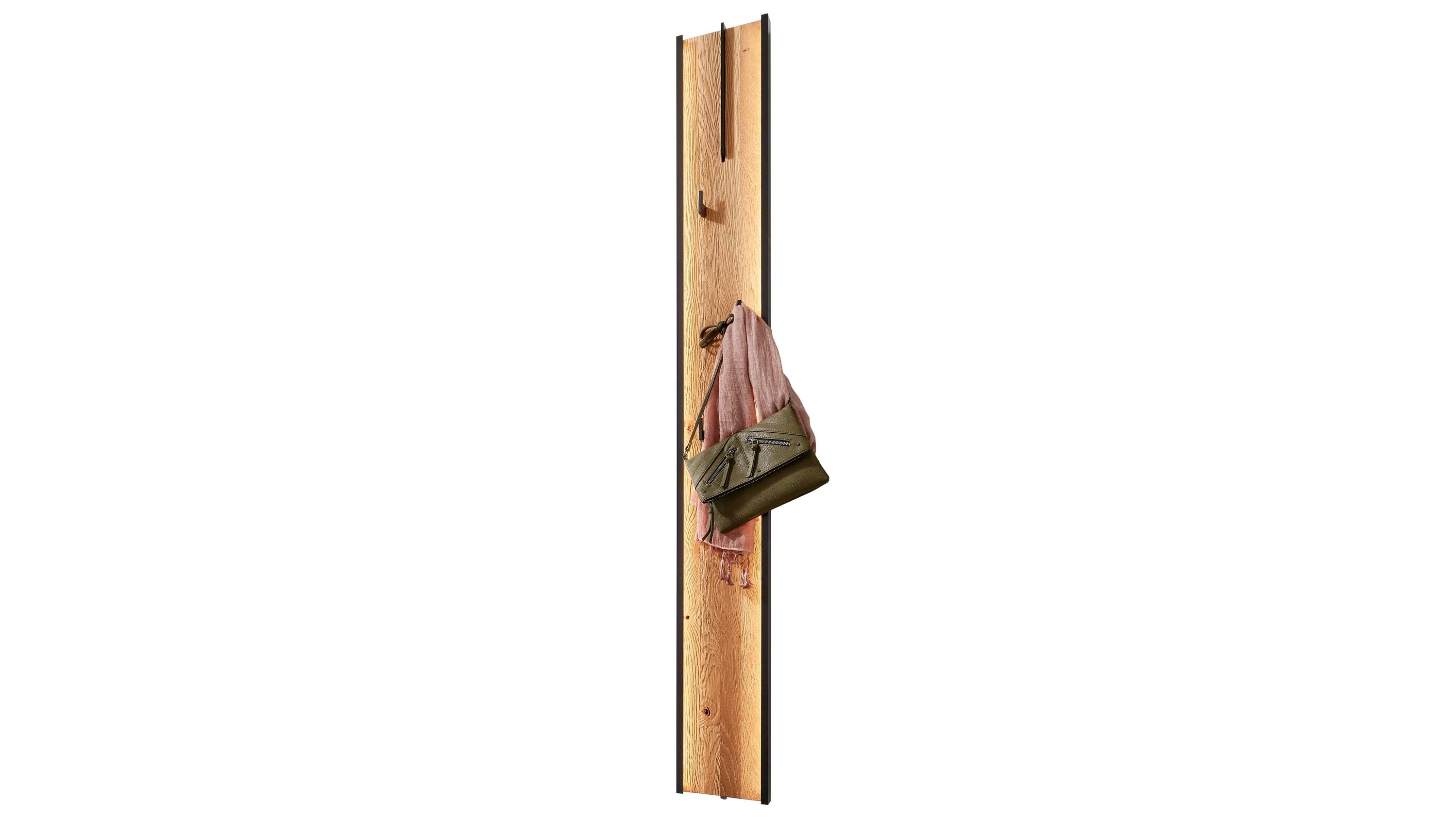Schmale Wandgarderobe mit hellem Holzpaneel und zwei Haken aus dunklem Metall