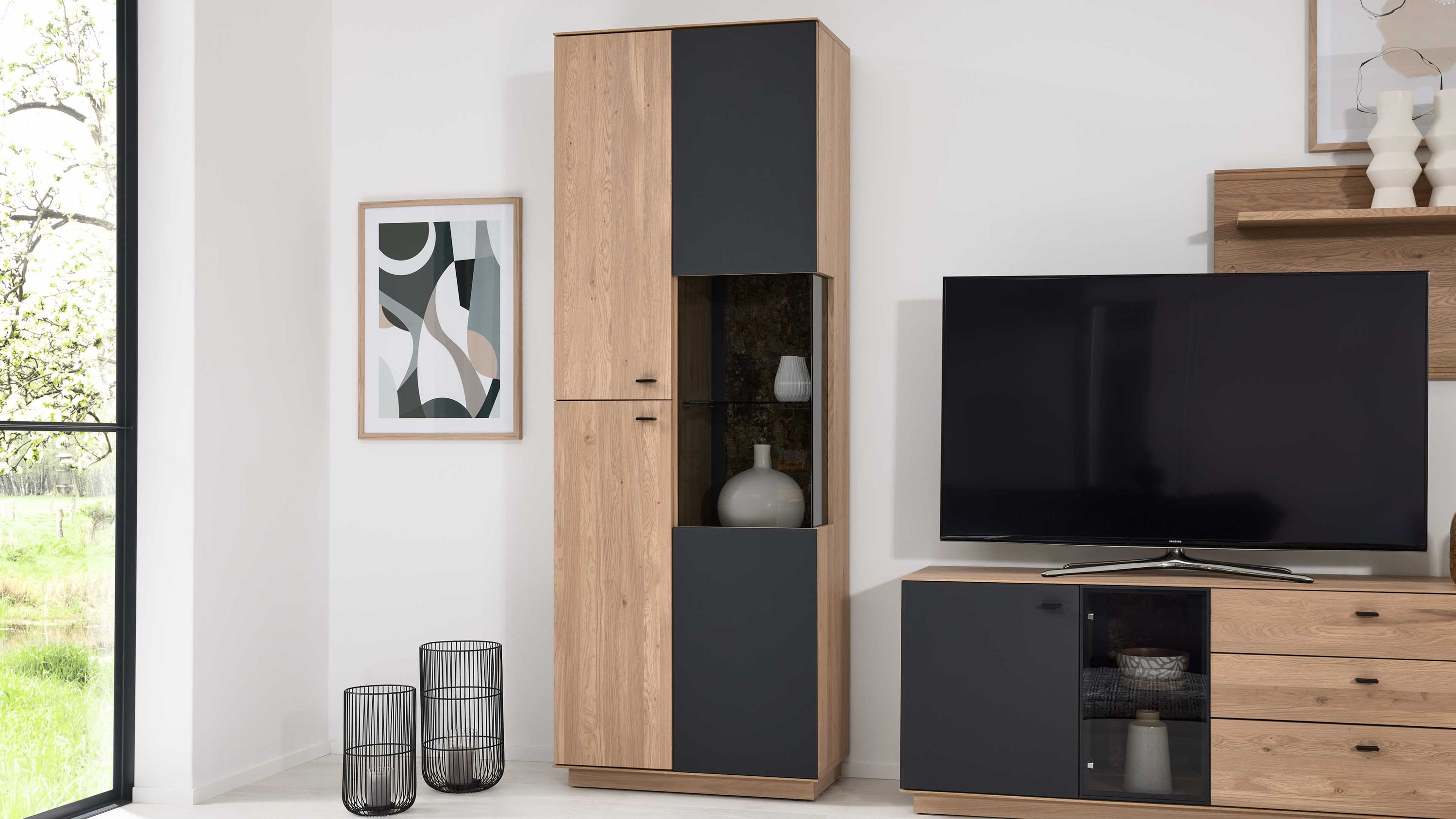 Interliving Wohnzimmer Serie 2025 - Vitrine 01 Wildeiche, Anthrazit & Kork - drei Türen, Höhe ca. 209 cm