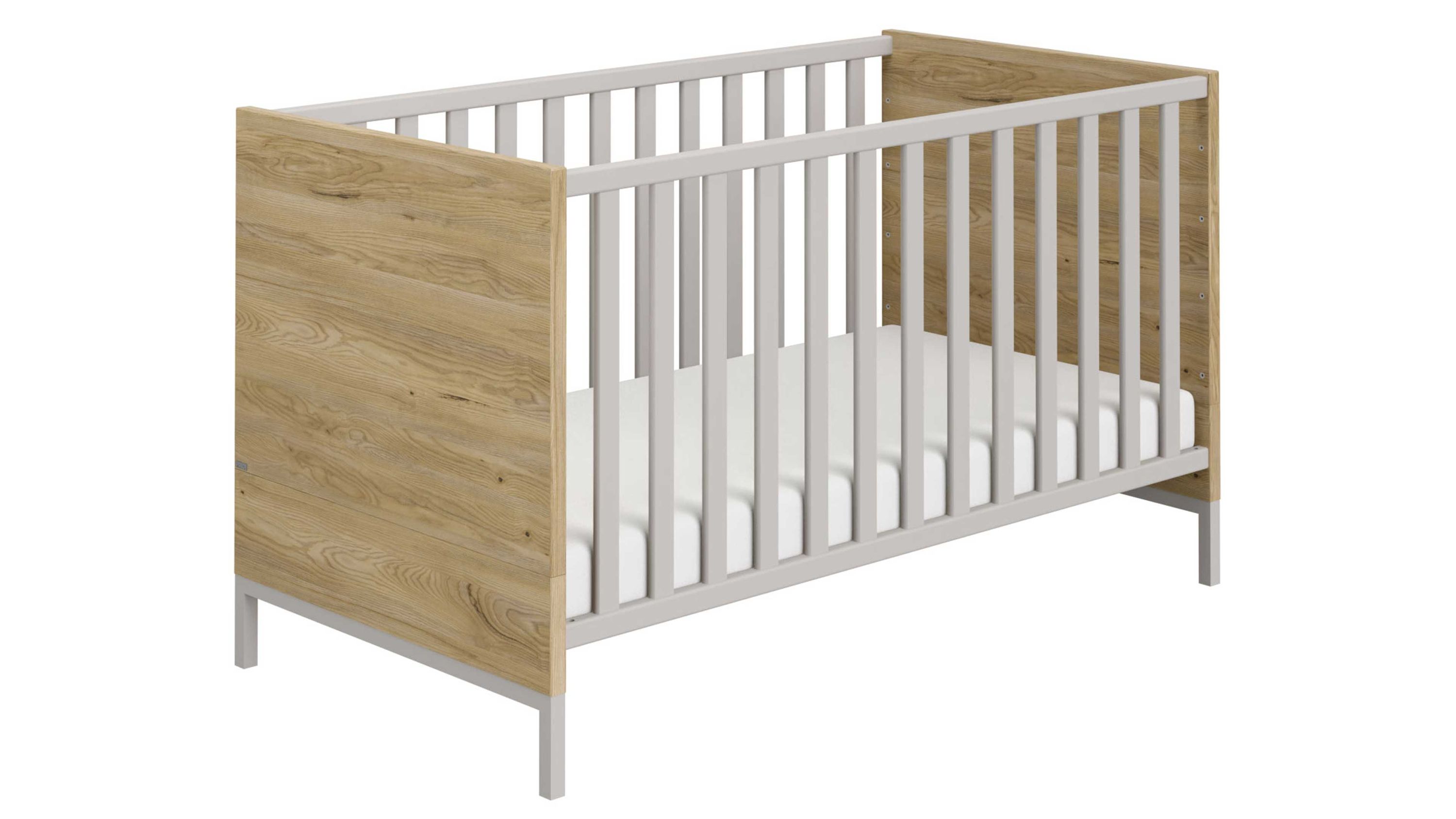 Babybett mit grauem Lattenrost und seitlichen Holzwänden in heller Eichenoptik