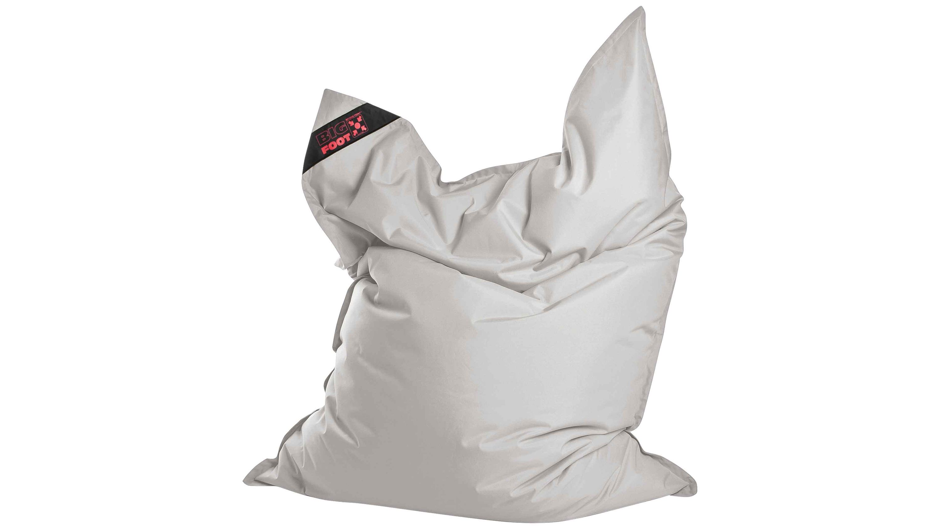 Großer grauer Sitzsack mit unregelmäßiger Form und sichtbarem schwarzen Markenetikett