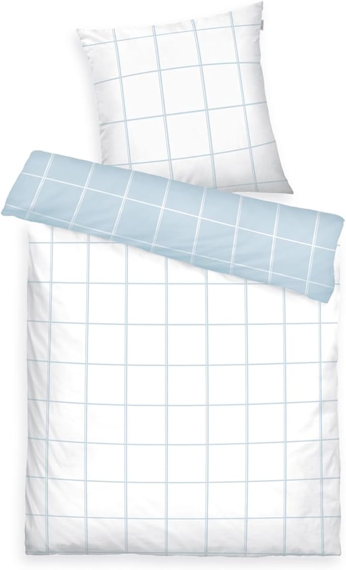 Draufsicht auf Bett mit Kissen und Decke in Blau-Weiß beidseitig kariert gestreift horizontal und vertikal