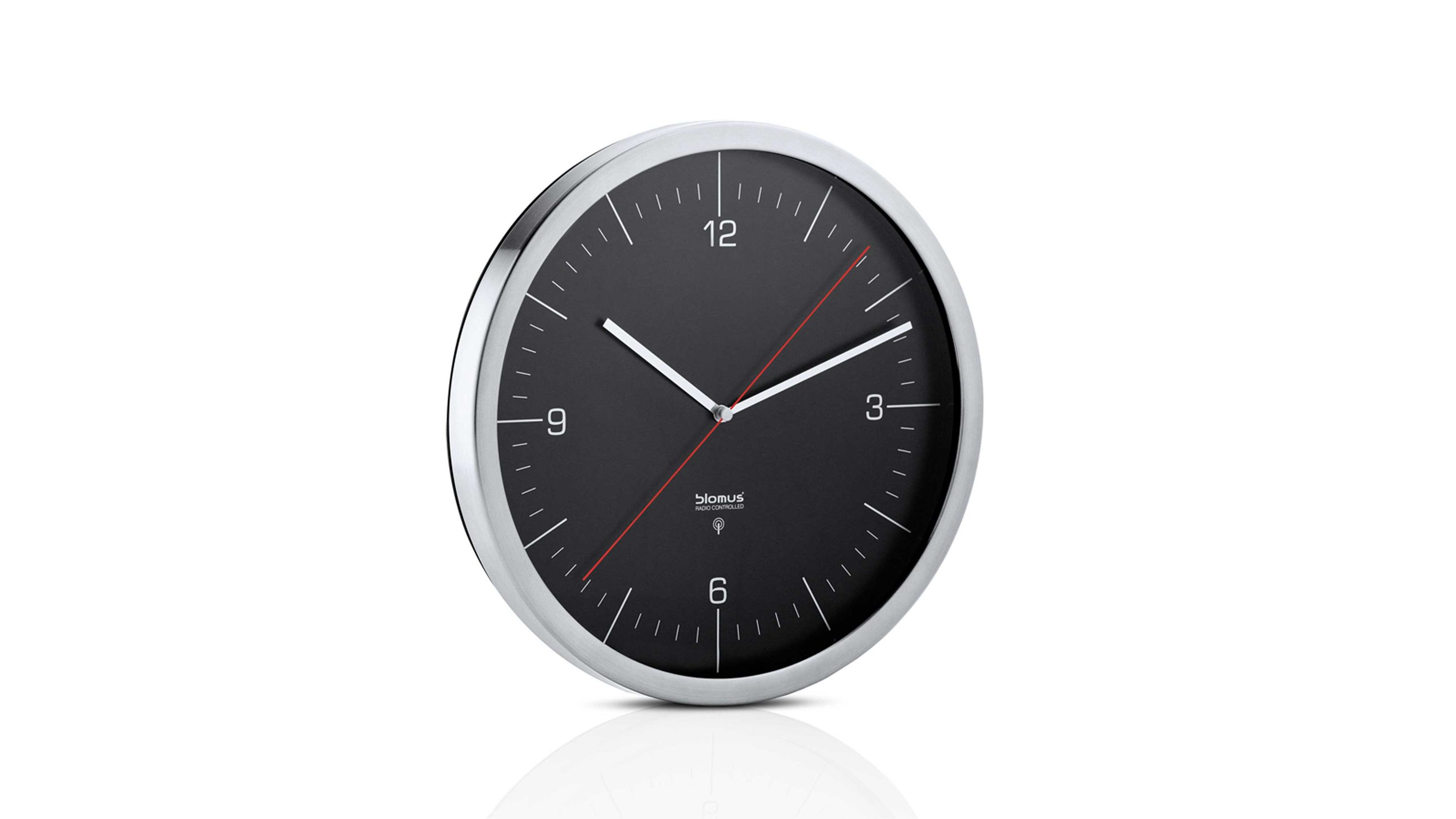 Runde Wanduhr mit schwarzem Zifferblatt weißen Zahlen und Zeigern rotem Sekundenzeiger und silbernem Rahmen