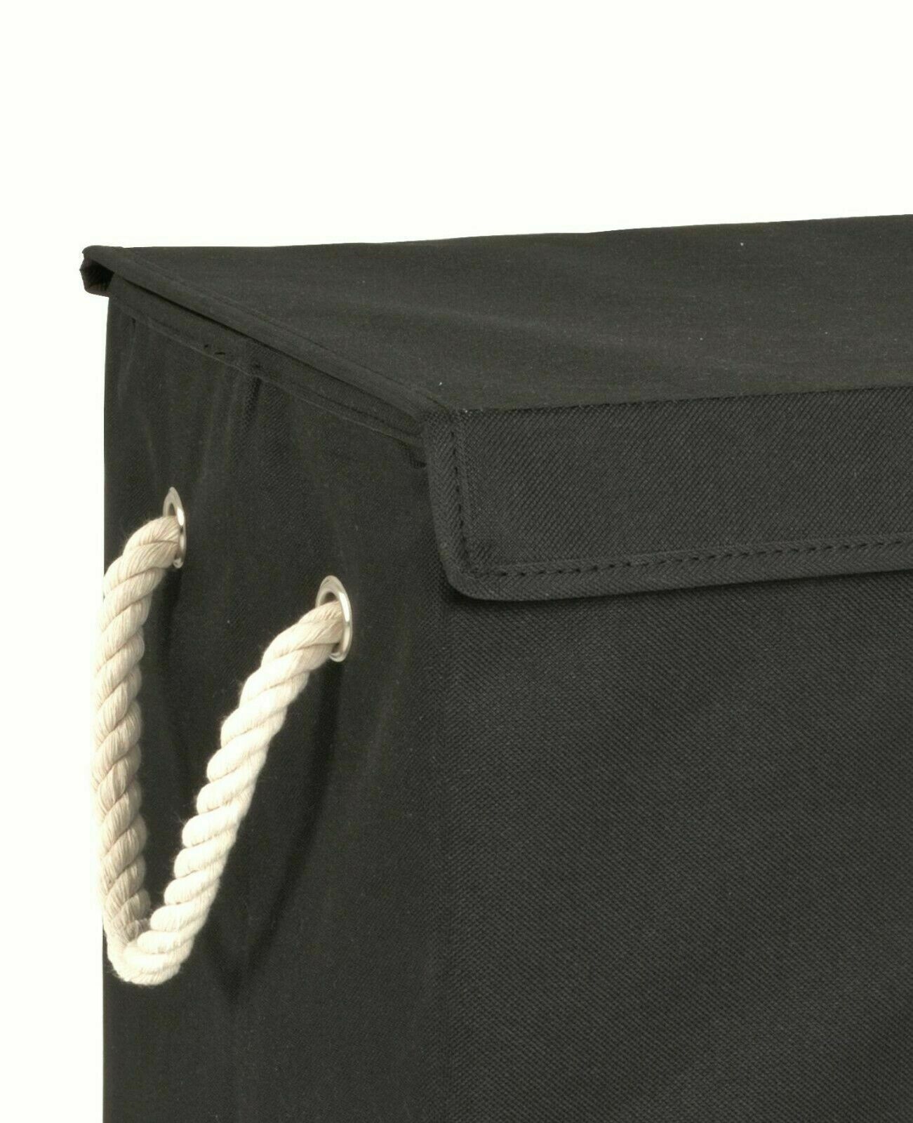 Nahaufnahme des oberen linken Bereichs eines schwarzen Wäschesammlers mit weißem Deckelrand und Kordelgriff an der Seite
