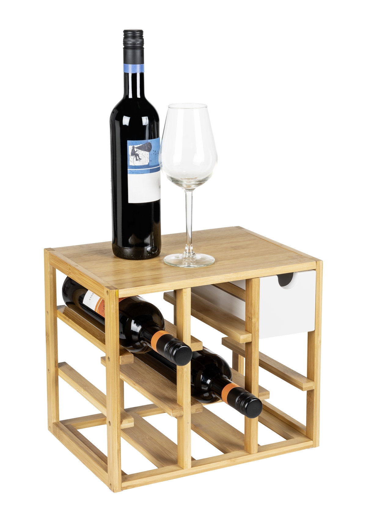 Weinregal aus braunem Bambus mit mehreren Fächern oben Weinflasche und leeres Glas leicht schräg von links aufgenommen