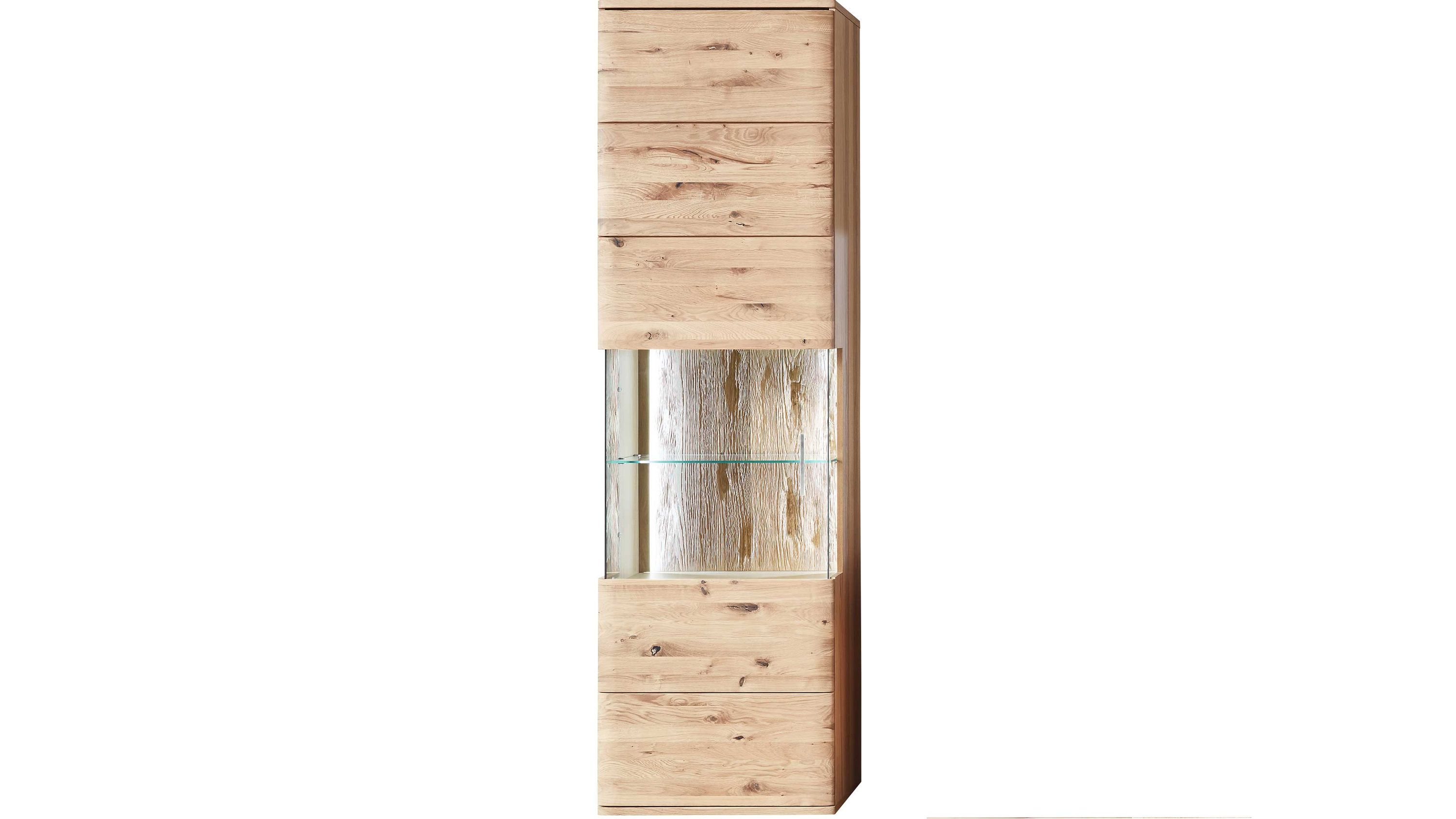 Vitrine mit einer Tür links aus hellem Holz und Glasfach Hohe Vitrine mit einer Tür links aus hellem Holz mit sichtbaren Aststrukturen und mittlerem Glasfach