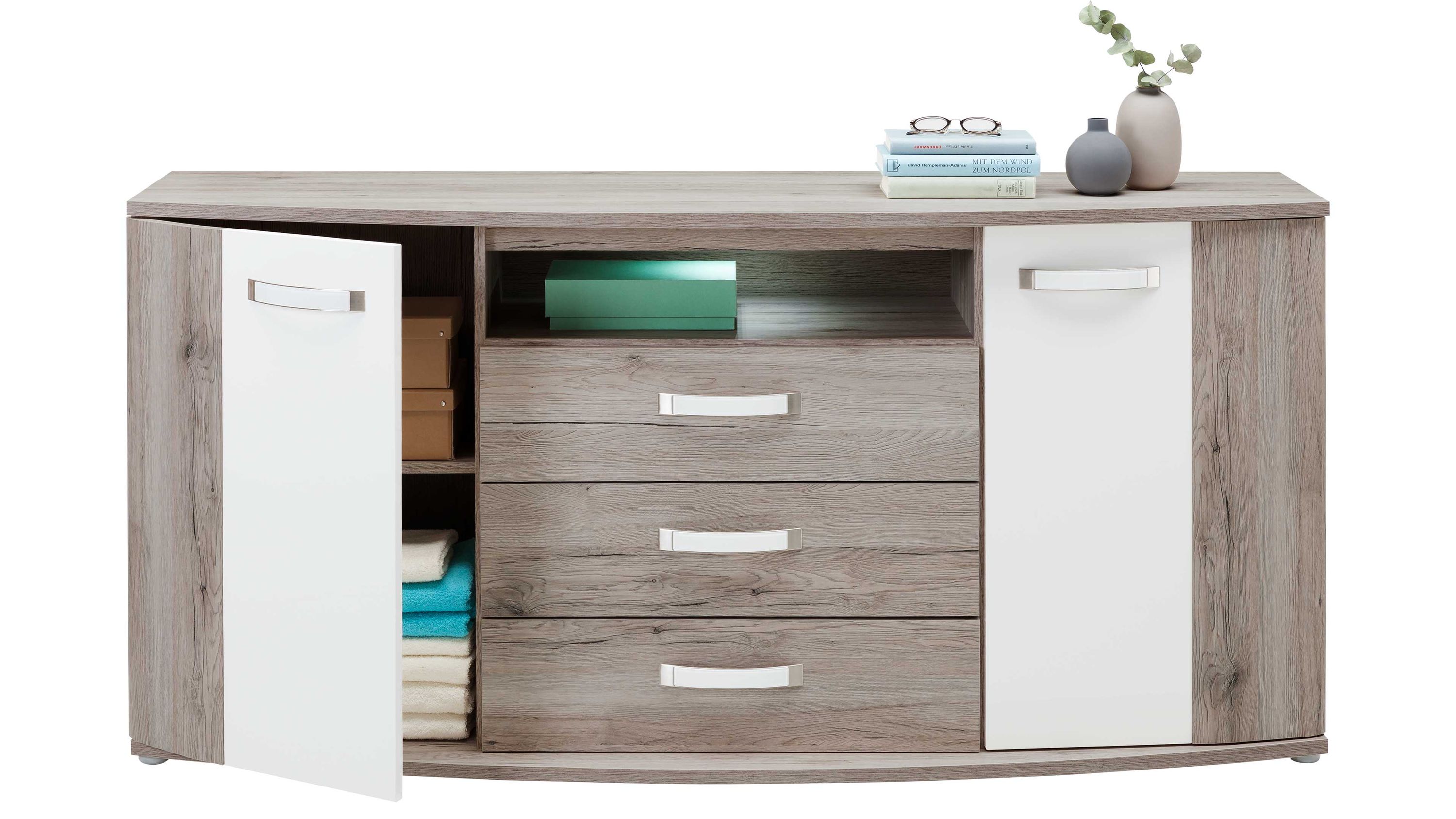 Sideboard mit zwei weißen Türen und drei Schubladen in sandfarbener Holzoptik mit Dekoration