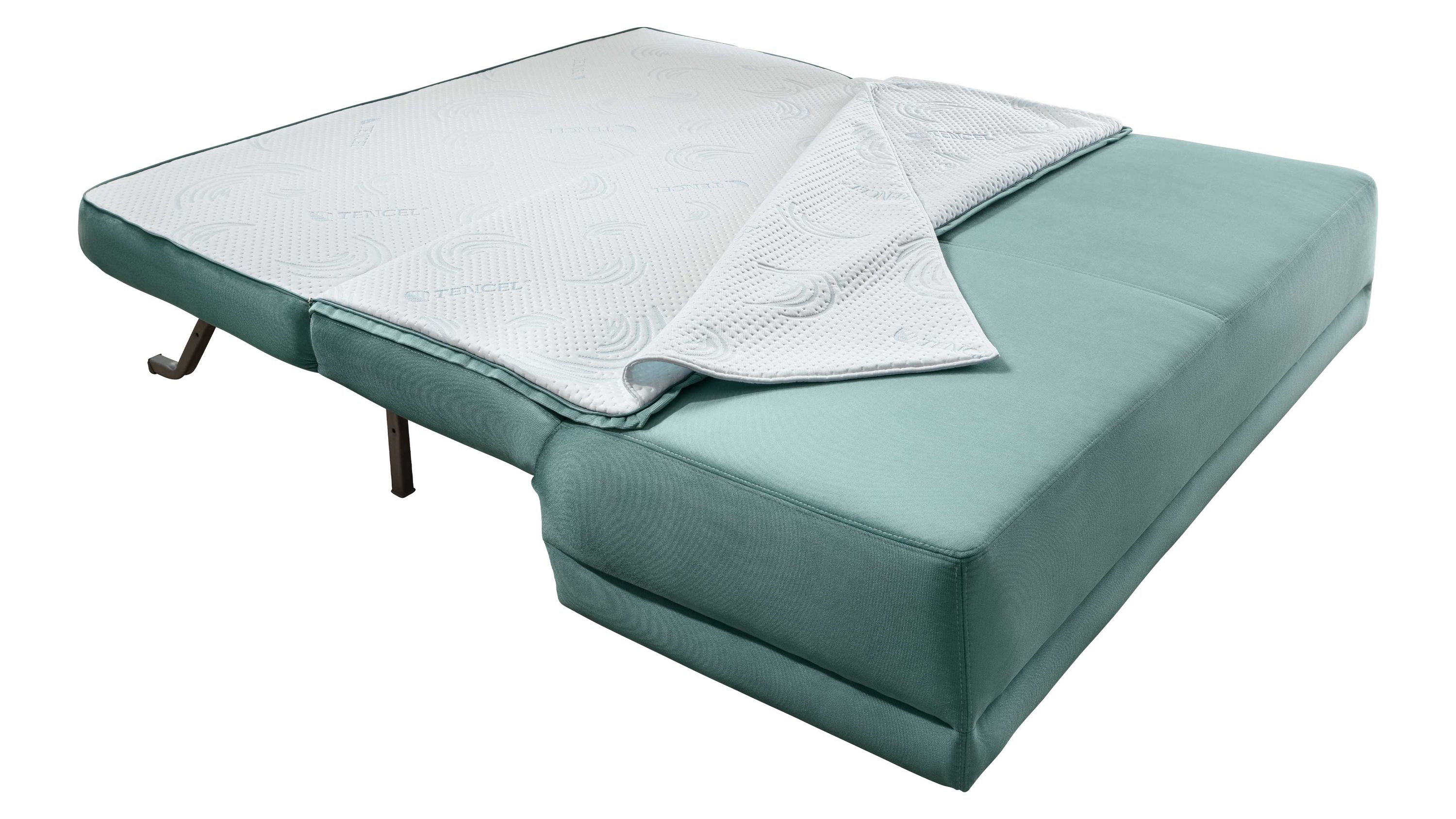 Weiße Schonerdecke mit Muster auf ausgeklapptem grünen Schlafsofa
