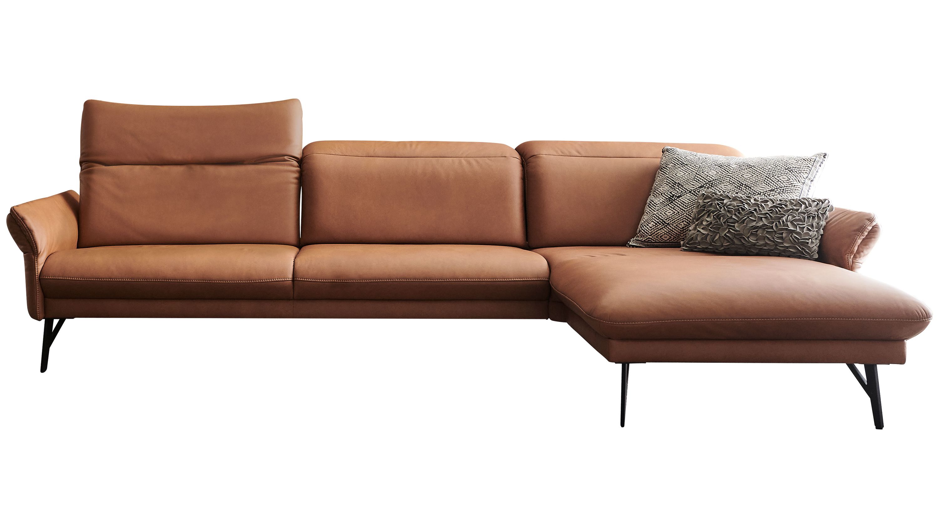 Ecksofa mit nussfarbenem Lederbezug und anthrazitfarbenen Metallfüßen rechteckige Form mit zwei Kissen