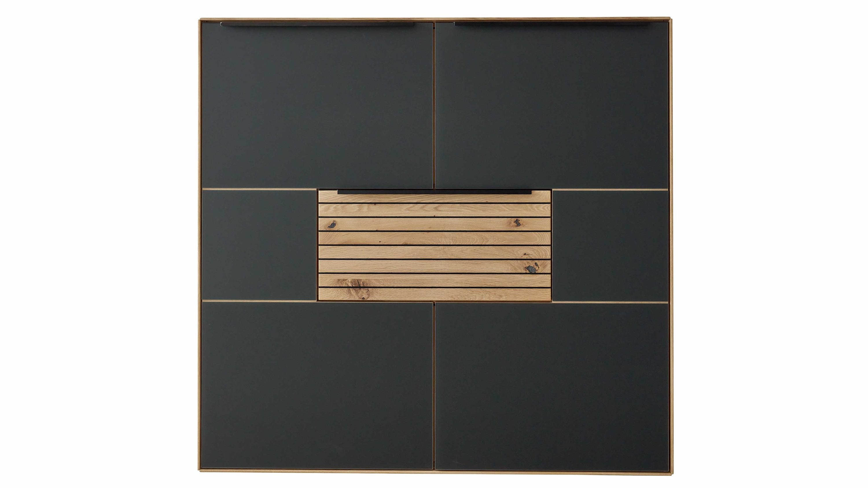 Quadratisches Highboard mit anthrazitfarbenen Türen und mittlerer Holzklappe mit horizontalen Linien