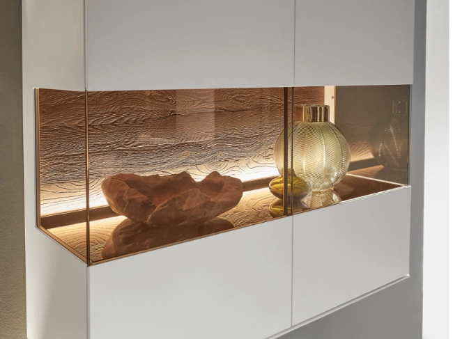Hartmann Vitrine mit Beleuchtung in Weiß Weiße Hartmann Vitrine mit Glasfront und LED-Beleuchtung, dekorativ im Wohnraum integriert