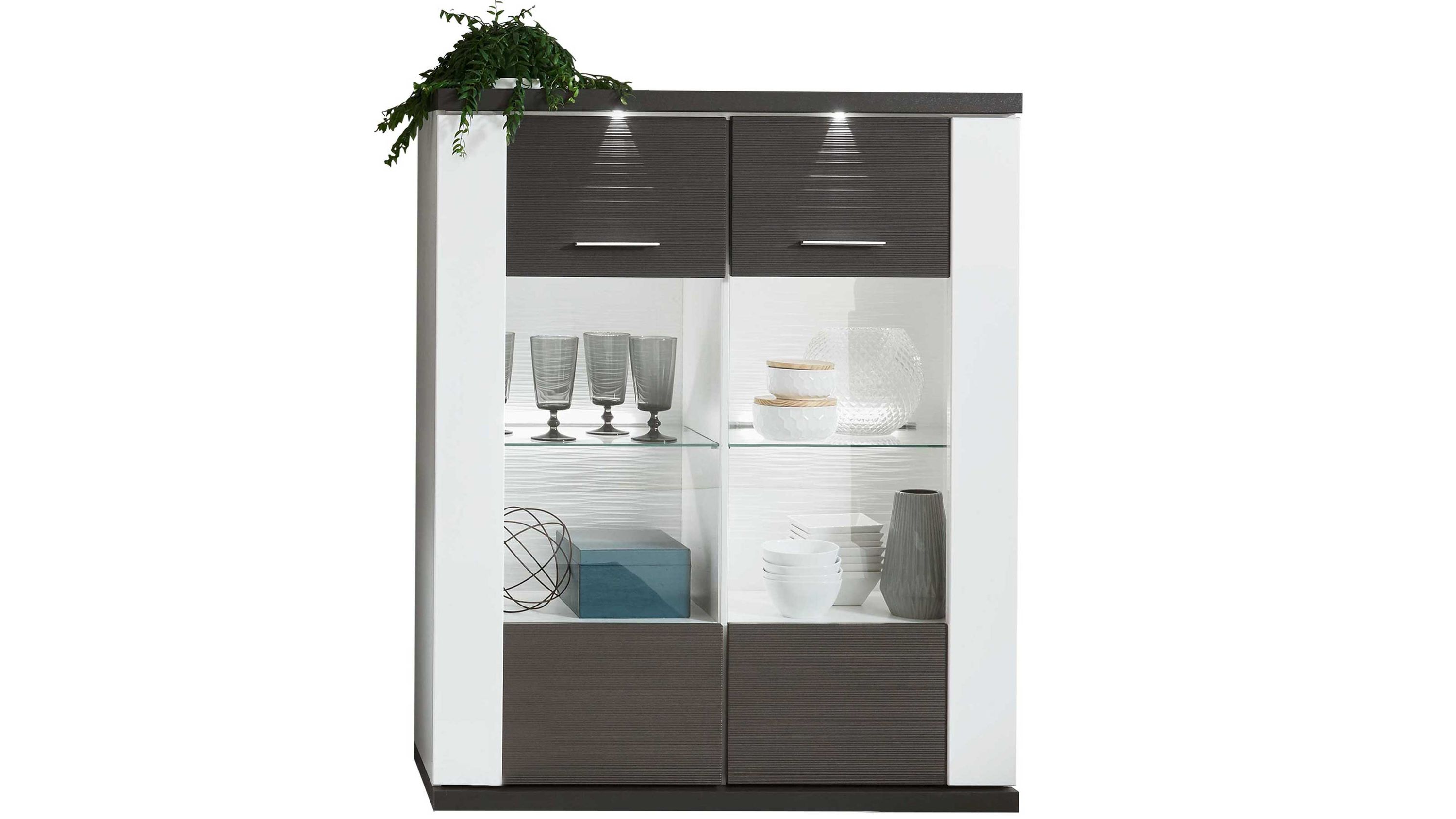 Highboard mit zwei Türen in weiß und graphitfarben mit Glasfach und Beleuchtung dekoriert mit Gläsern und Vasen