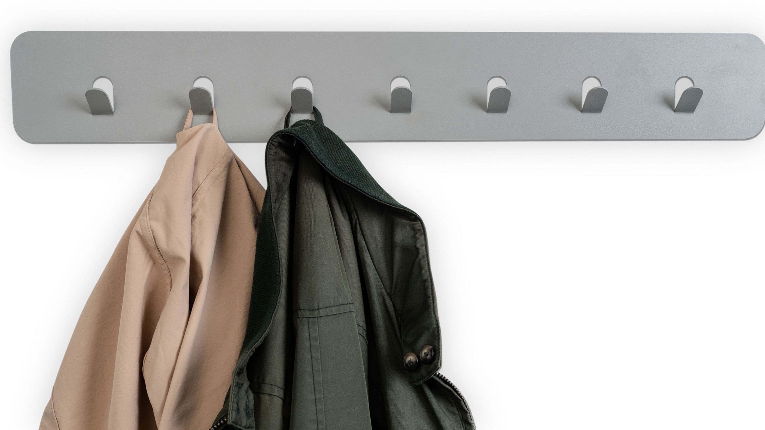 Garderobenleiste mit sieben Haken in Grau Grau lackierte Garderobenleiste mit sieben Haken an der Wand montiert zwei Jacken hängen daran