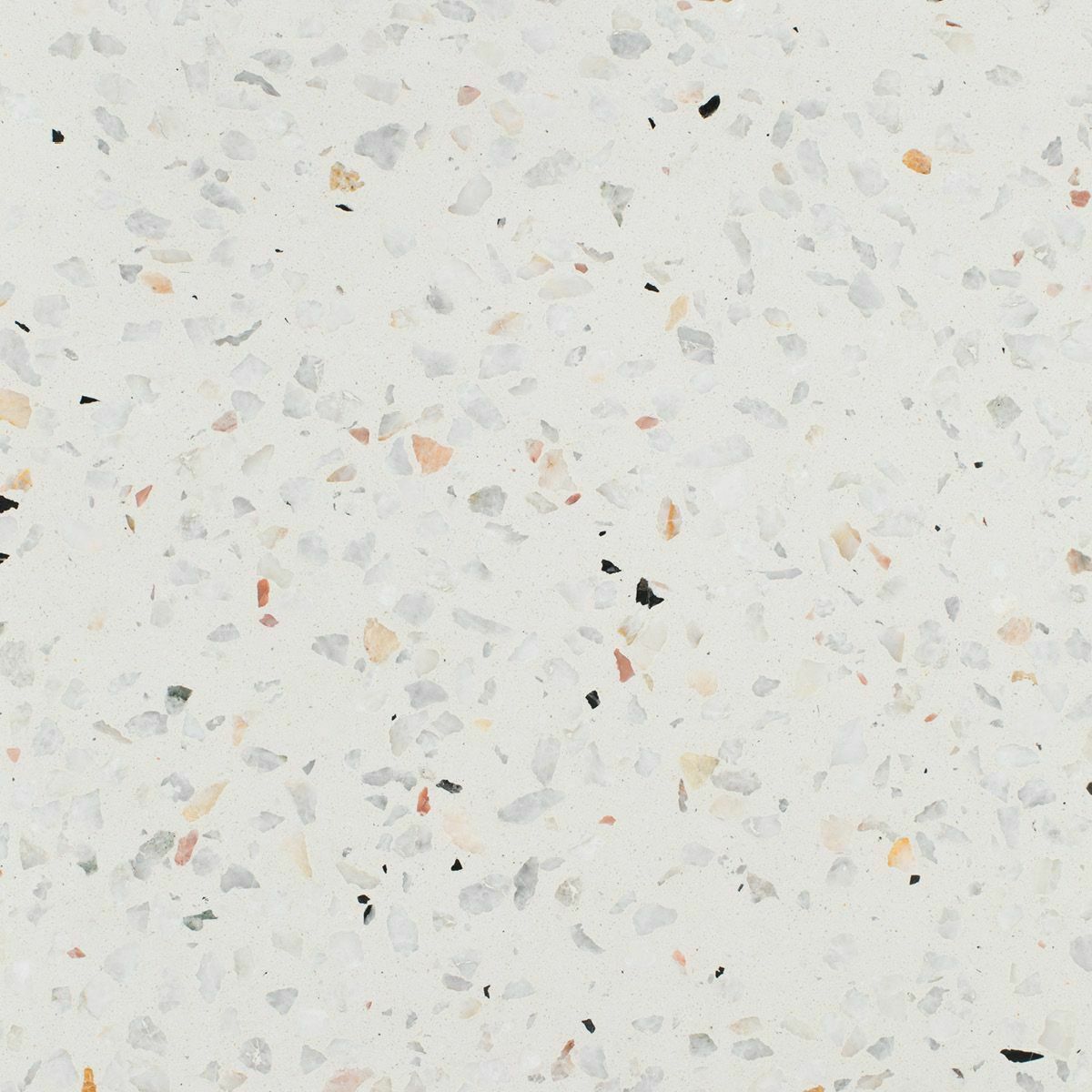 Nahaufnahme einer weißen Terrazzo-Oberfläche mit unregelmäßig verteilten Partikeln in Schwarz  Grau und Beige