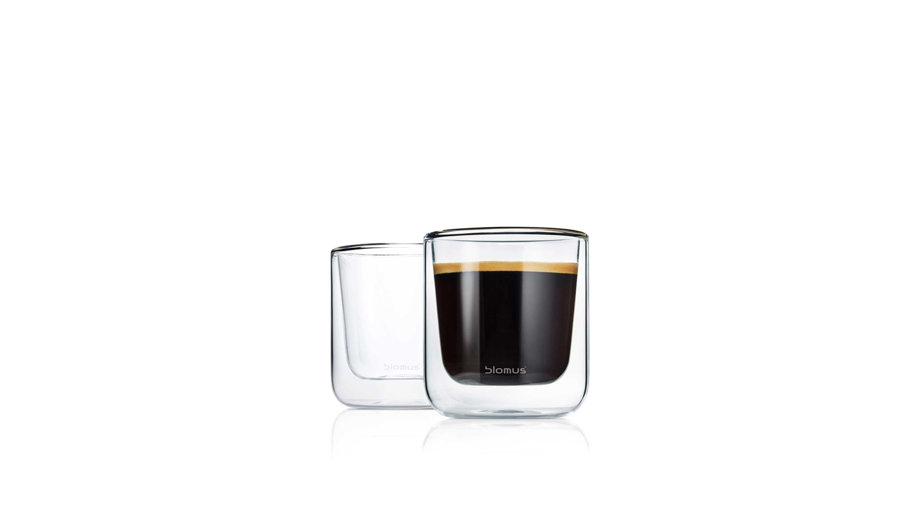 Zwei transparente Doppelwandgläser mit schwarzem Kaffee in einem Glas