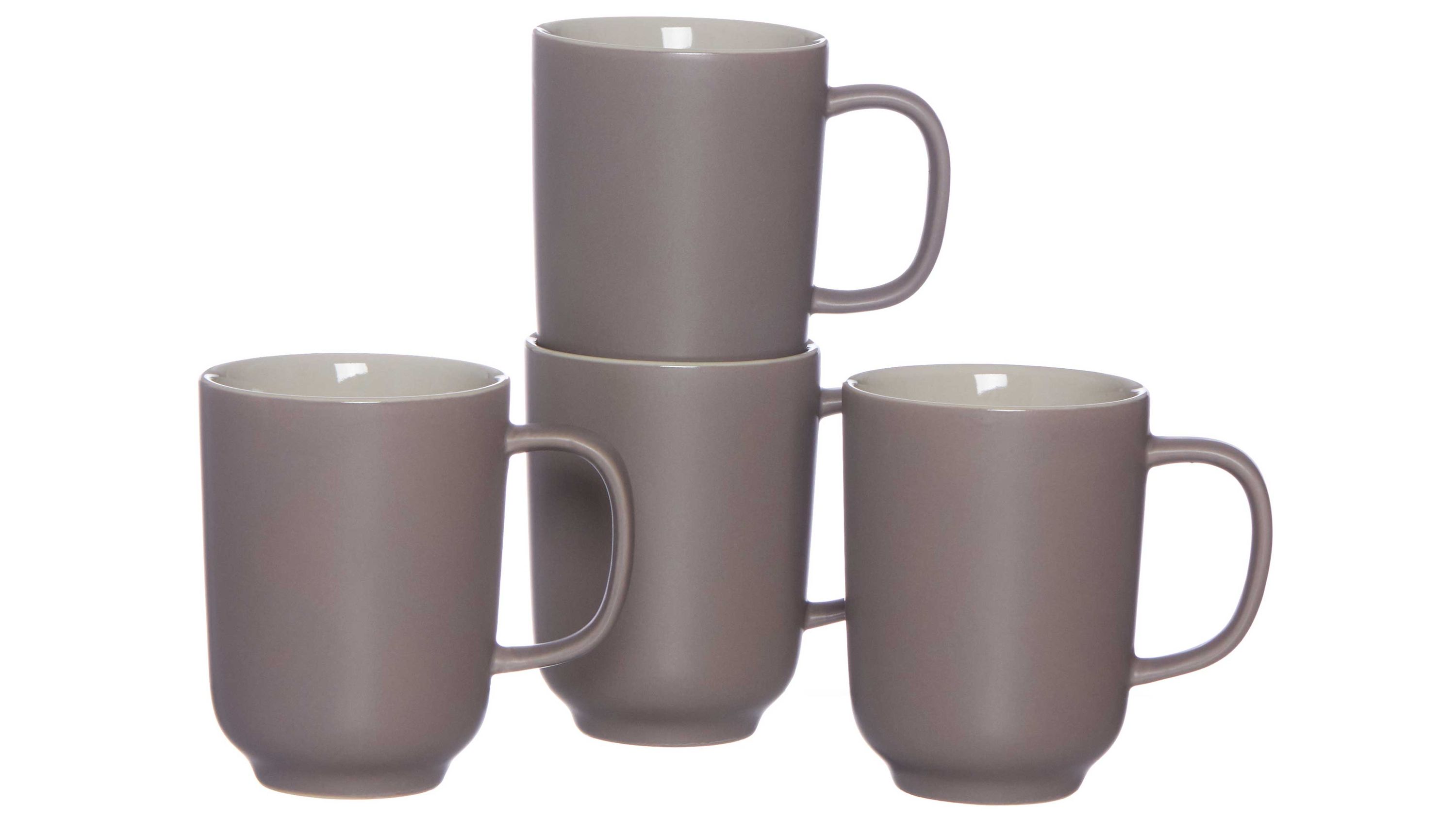 Vier taupefarbene Kaffeebecher aus Steinzeug mit Henkel und glatter Oberfläche
