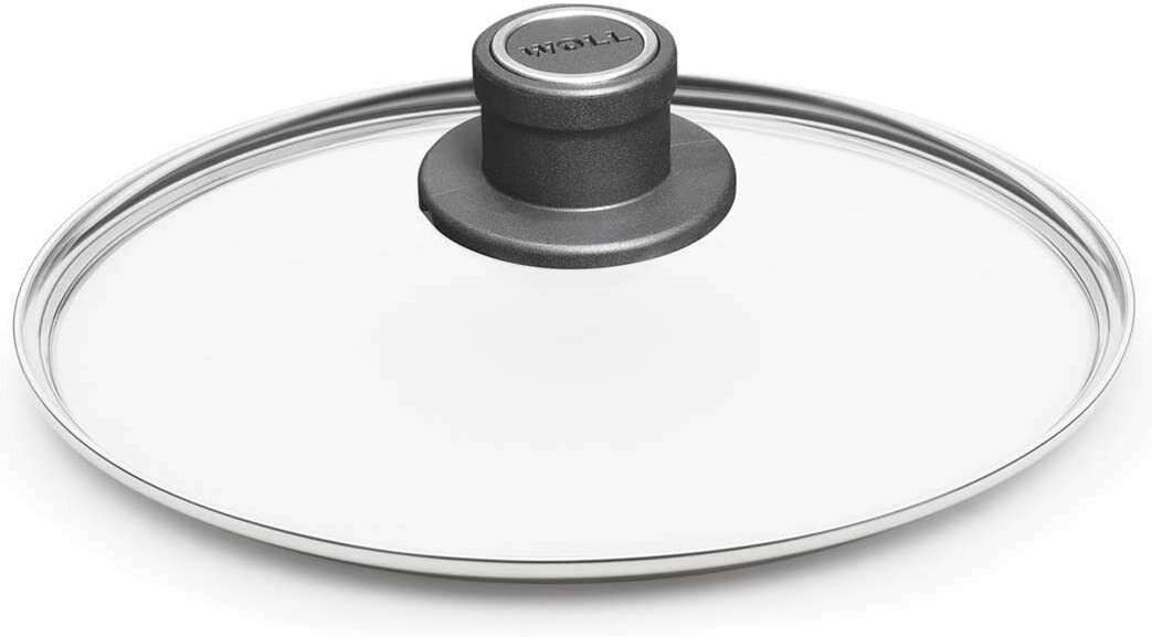 Runder Glasdeckel mit Metallrand und schwarzem Griff  flach liegend auf weißem Hintergrund fotografiert