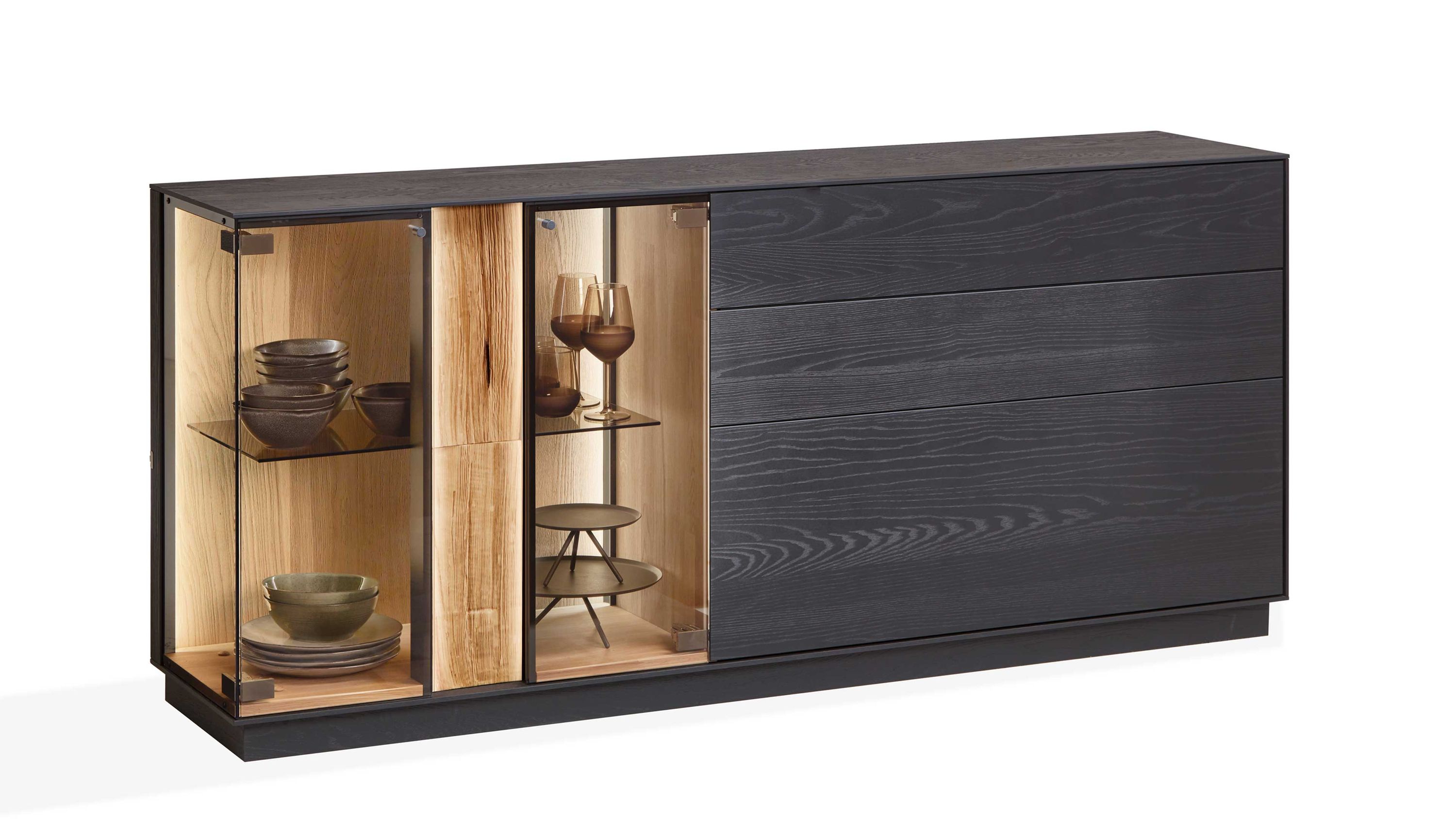 Sideboard mit anthrazitfarbener Front und zwei Glastüren innen helles Holz mit Regalen und Geschirr