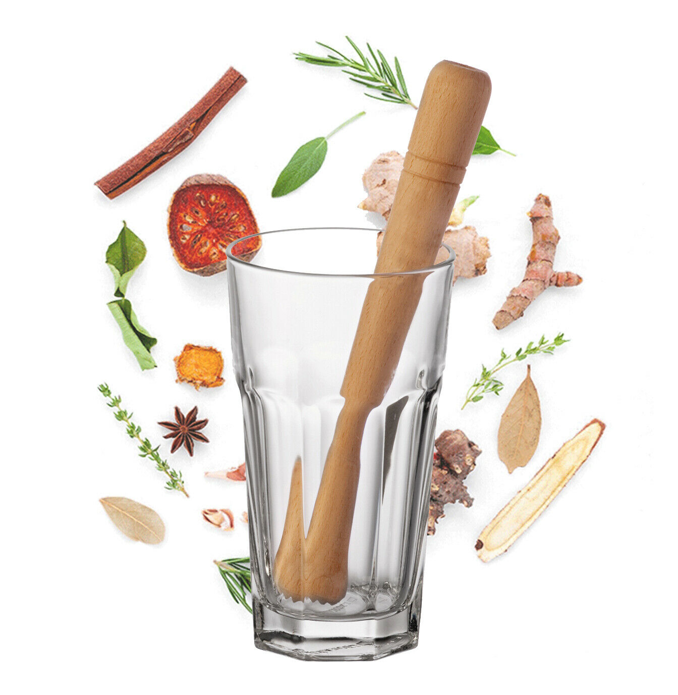 Glas mit Holzstößel, umgeben von Kräutern und Gewürzen, frontal aufgenommen