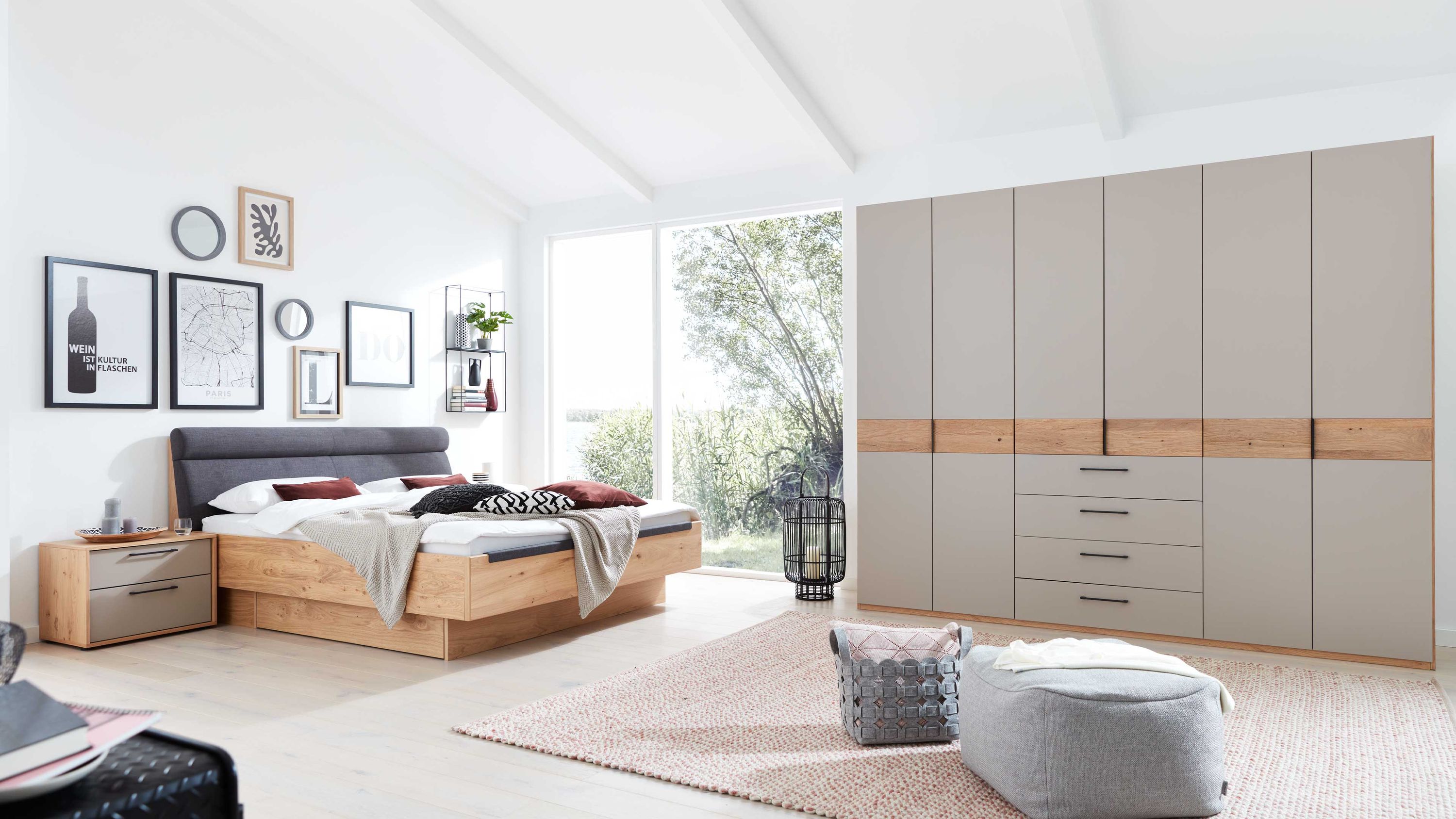 Schlafzimmer mit Funktionsschrank und Bett in taupe und holzfarben Schlafzimmer mit großem Funktionsschrank in taupe und balkeneiche Bett mit gepolstertem Kopfteil und Nachttisch