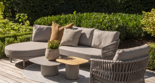 Gartenmöbel-Headerbild mit Sitzgruppe und Sonnenschirm für mobile Webseiten