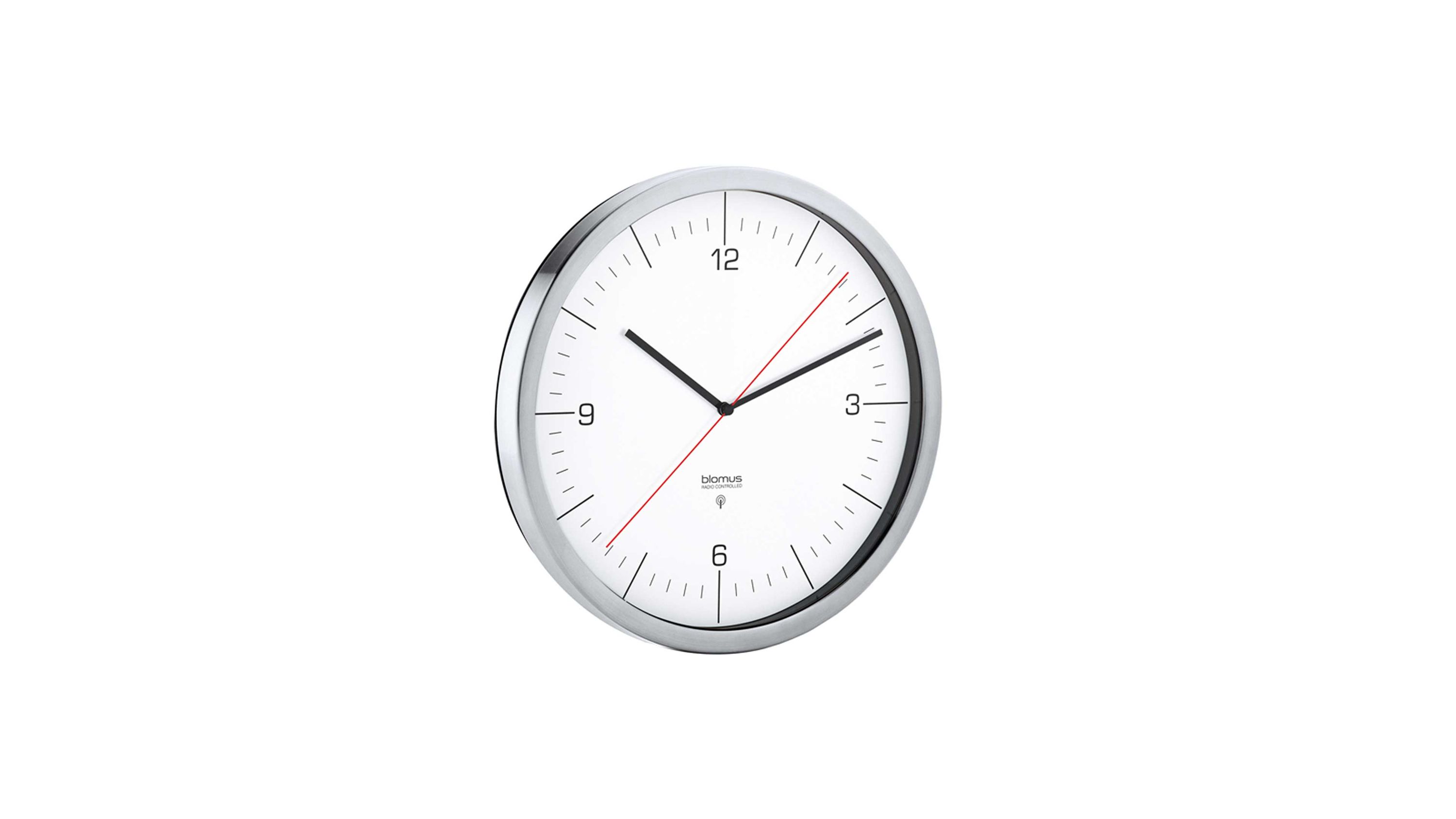 Runde Wanduhr mit weißem Zifferblatt schwarzen Zeigern und silbernem Rahmen