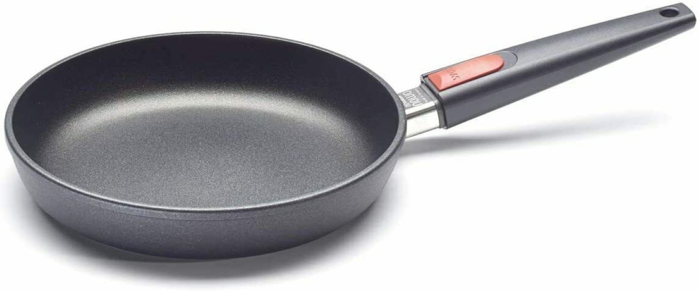 Schwarze Antihaftpfanne mit abnehmbarem Griff Schwarze Pfanne mit Antihaftbeschichtung und abnehmbarem Griff mit rotem Knopf auf weißem Hintergrund