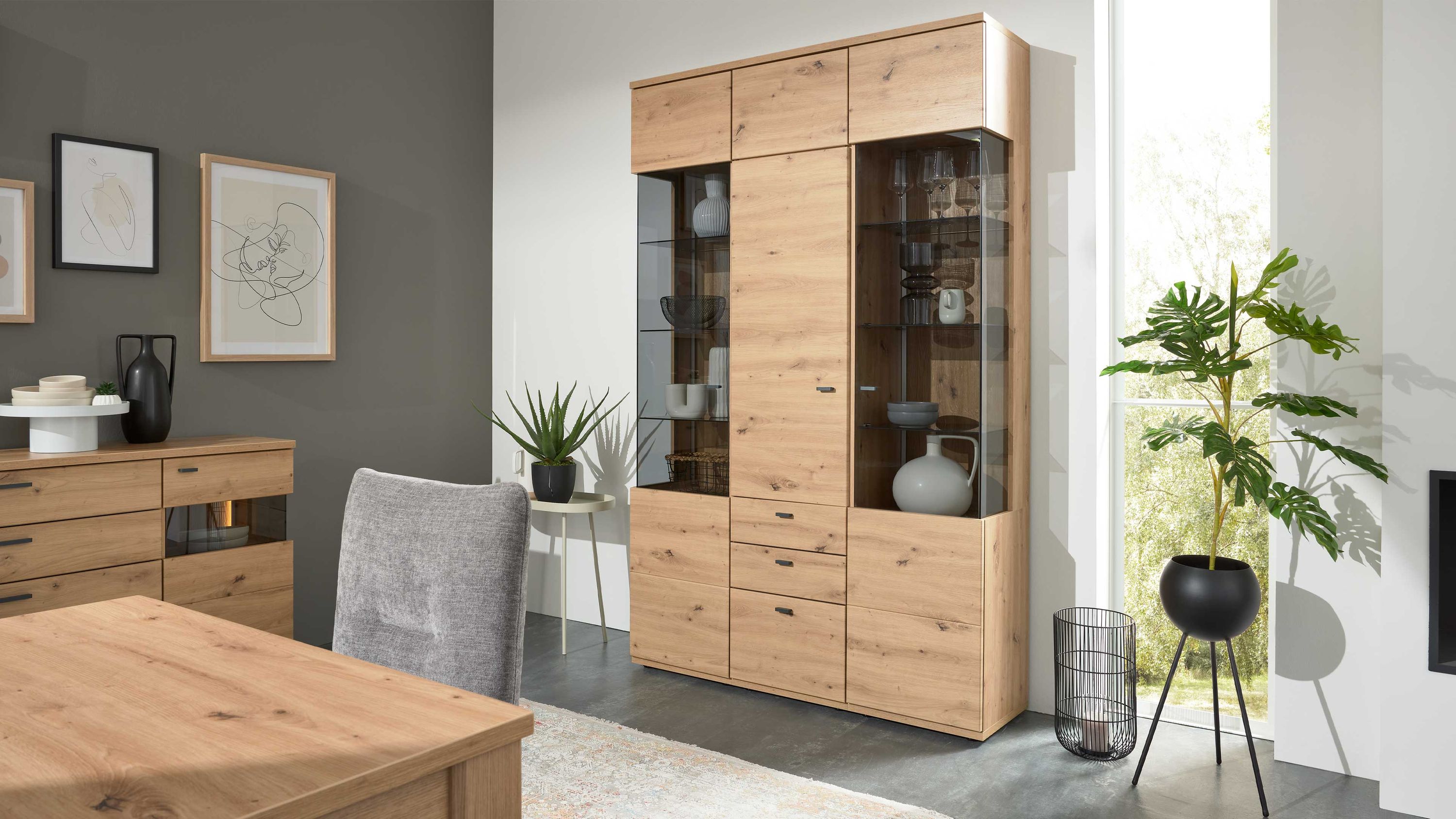 Interliving Wohnzimmer Serie 2110 - Vitrine A13540 Alteiche - drei Türen, zwei Schubladen, Breite ca. 135 cm