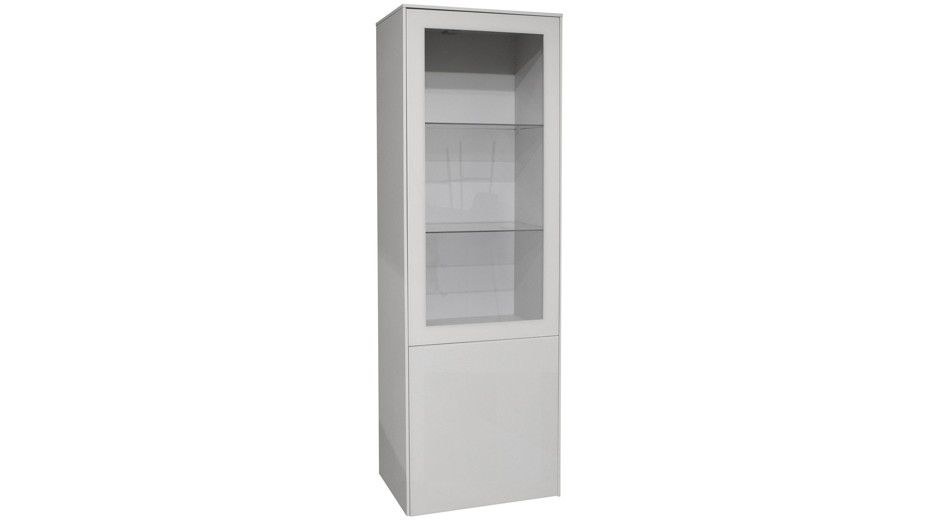 Hohe Vitrine mit zwei Glaseinlegeböden und einer geschlossenen Tür in kreidegrauer Farbe