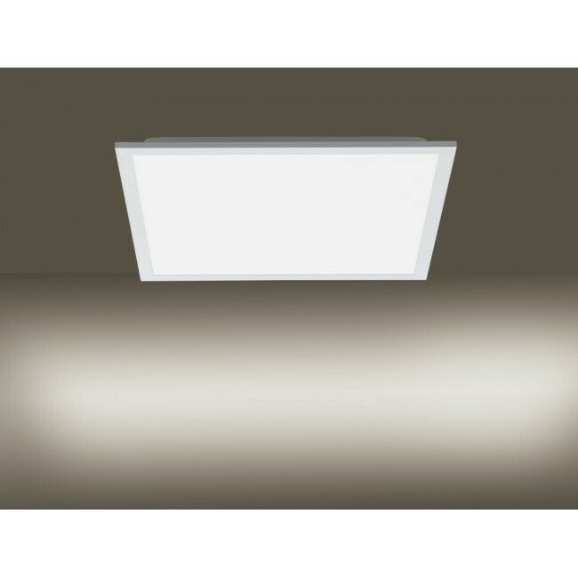 Quadratische Deckenleuchte mit weißem Lichtpanel  warmweiß strahlend  flach montiert