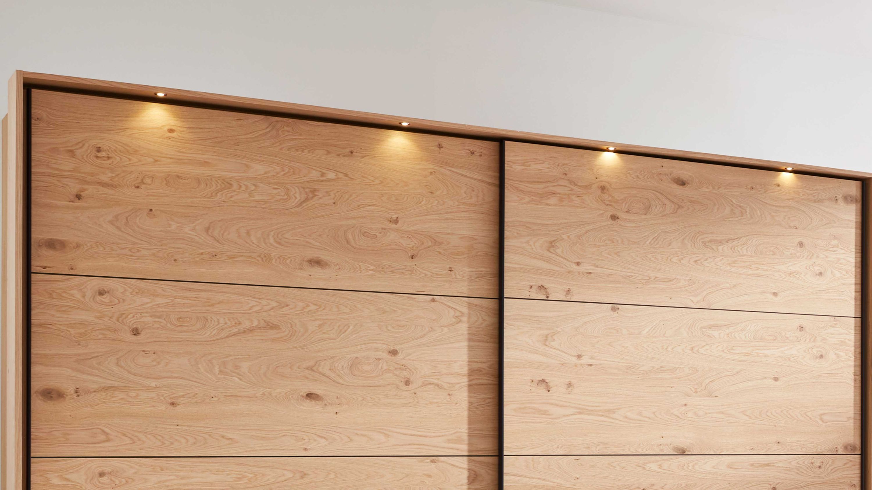 Schwebender Holzschrank mit LED-Beleuchtung Schwebender Schrank mit vier Holztüren und integrierter LED-Beleuchtung an der Oberseite