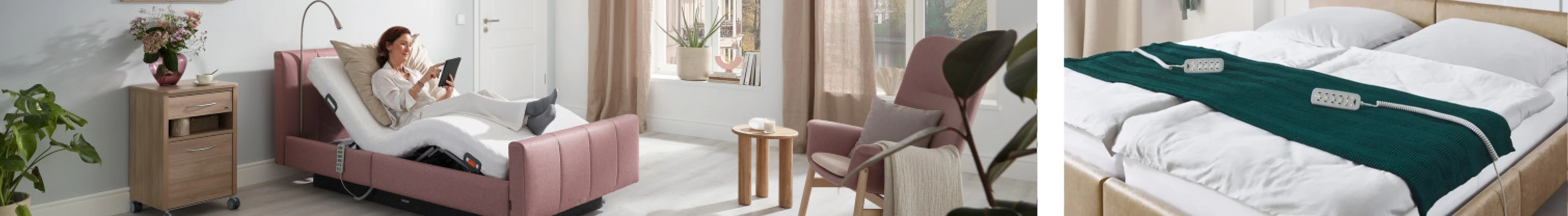 Komfortables Schlafzimmer mit Pflegebett in Rosé, höhenverstellbarer Liegefläche, Nachttisch aus Holz, gemütlichem Sessel und dekorativen Elementen.